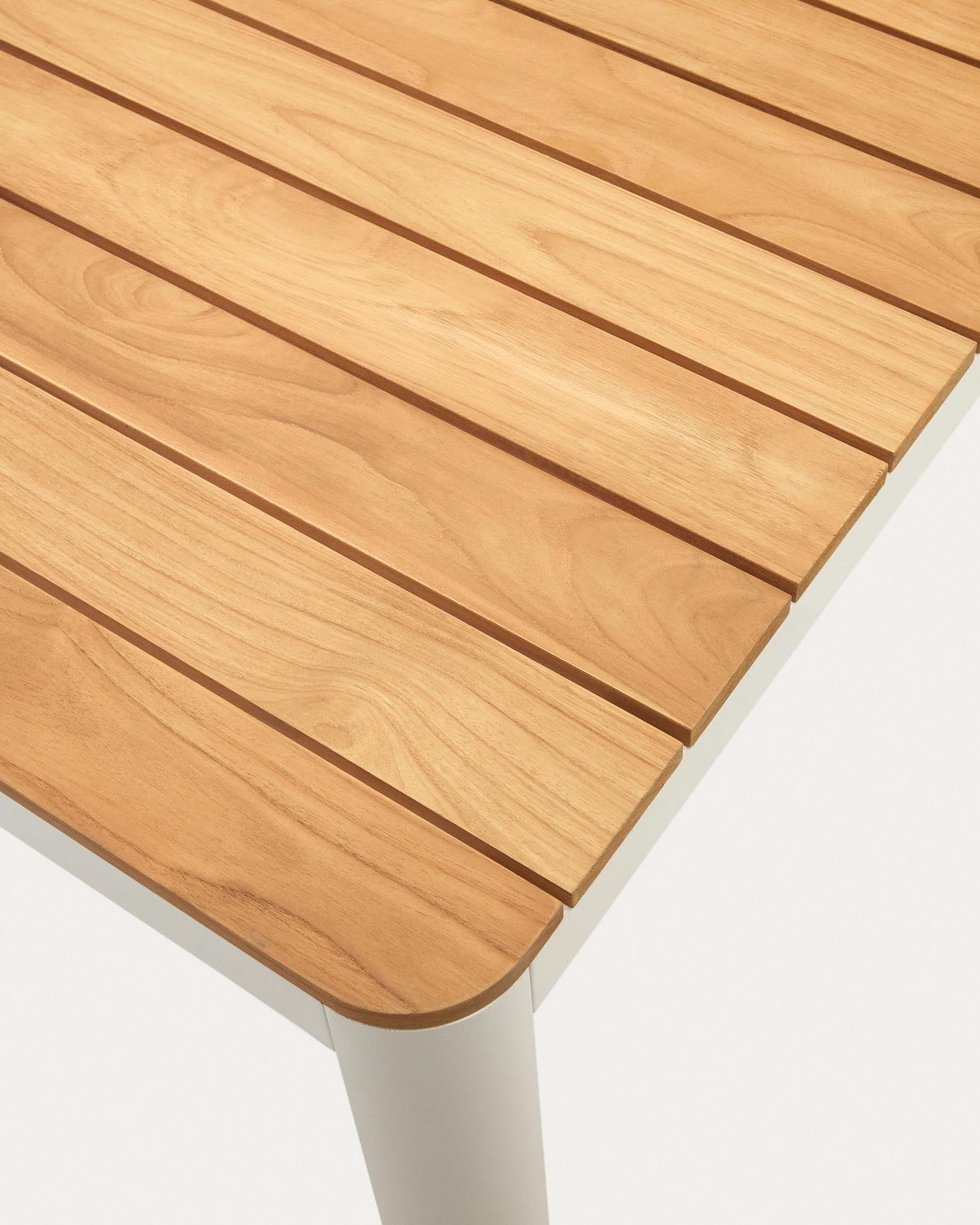 Stilvoller Outdoor-Tisch aus massivem Teakholz und weißem Aluminium, 160 x 90 cm, ideal für entspannte Momente im Freien.