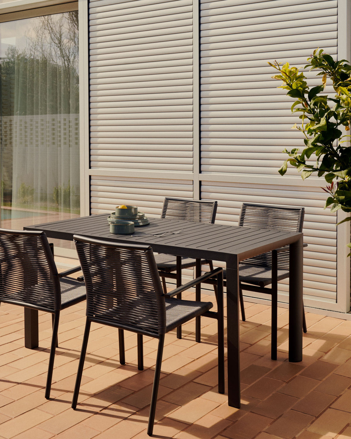 Gartentisch Culip aus Aluminium mit grauem Finish 150 x 77 cm in Grau präsentiert im Onlineshop von KAQTU Design AG. Gartentisch ist von Kave Home