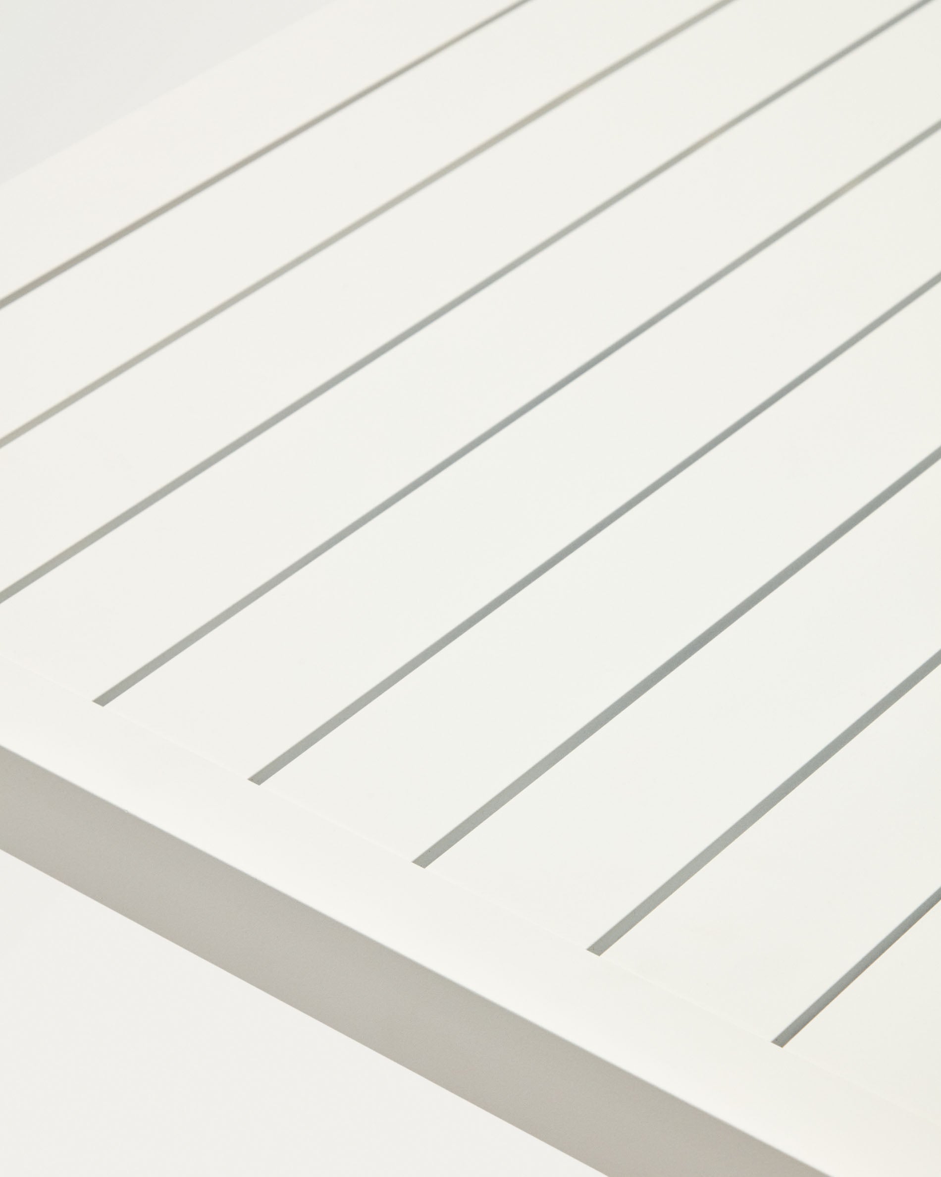 Eleganter Gartentisch aus langlebigem Aluminium, 150 x 77 cm, in stilvollem Weiß – perfekt für gesellige Momente im Freien.
