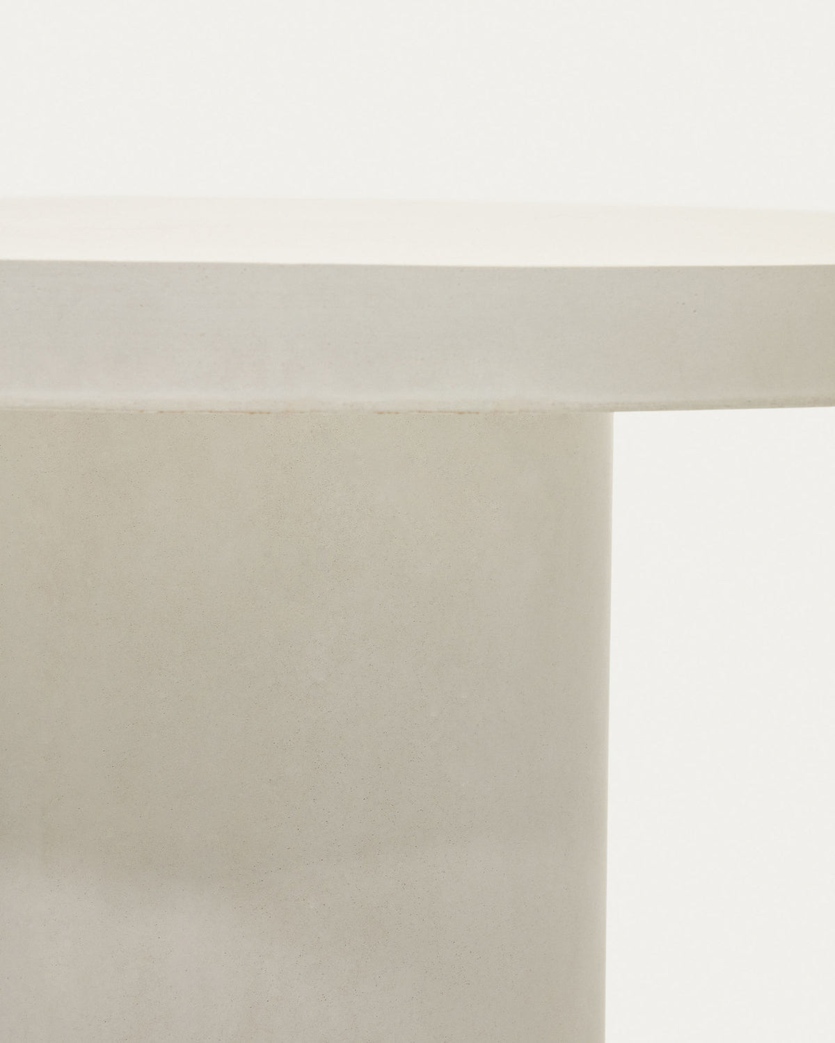 Aiguablava runder Tisch aus Zement in Weiss Ø 120 cm in Weiss präsentiert im Onlineshop von KAQTU Design AG. Gartentisch ist von Kave Home