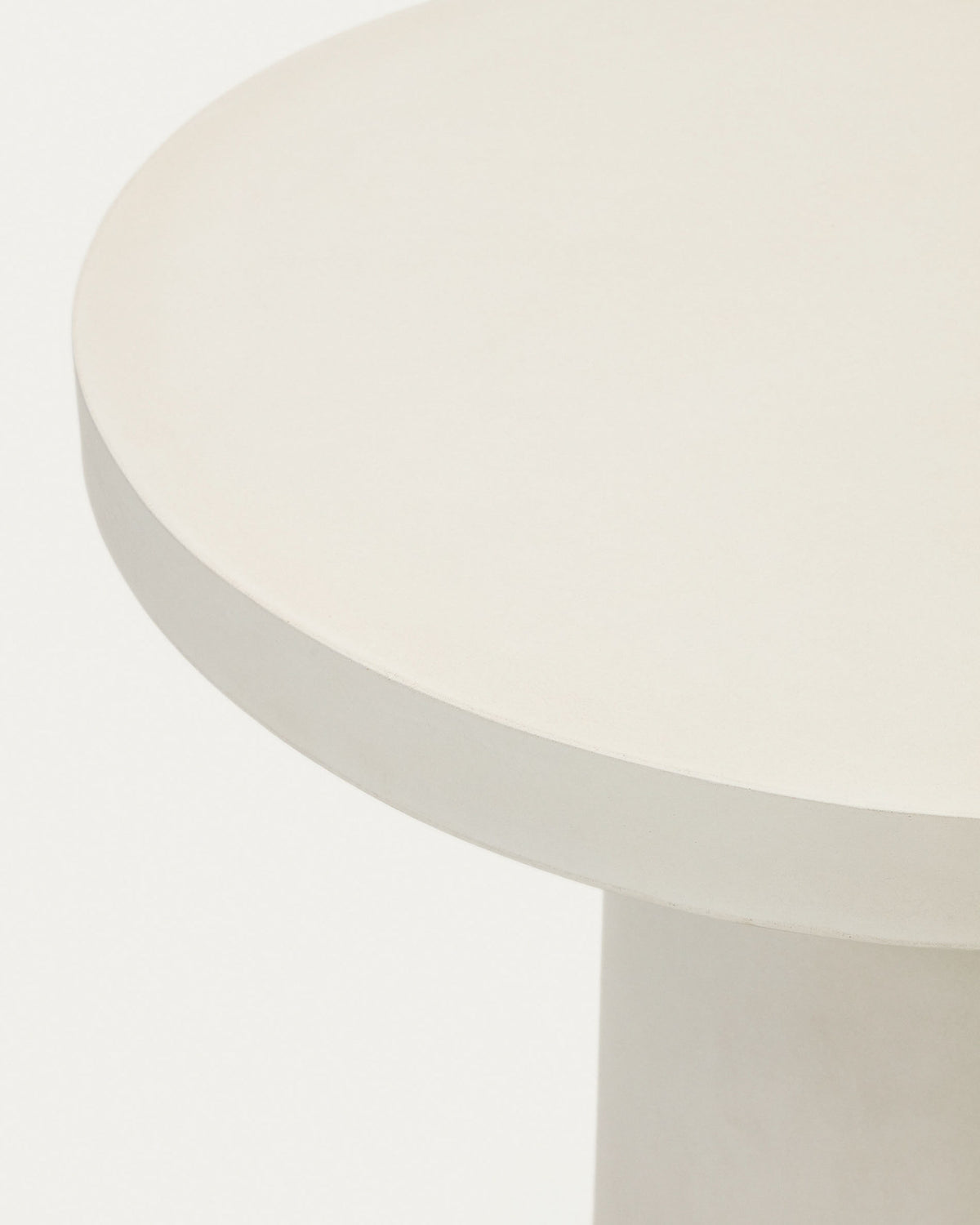 Aiguablava runder Tisch aus Zement in Weiss Ø 90 cm in Weiss präsentiert im Onlineshop von KAQTU Design AG. Gartentisch ist von Kave Home