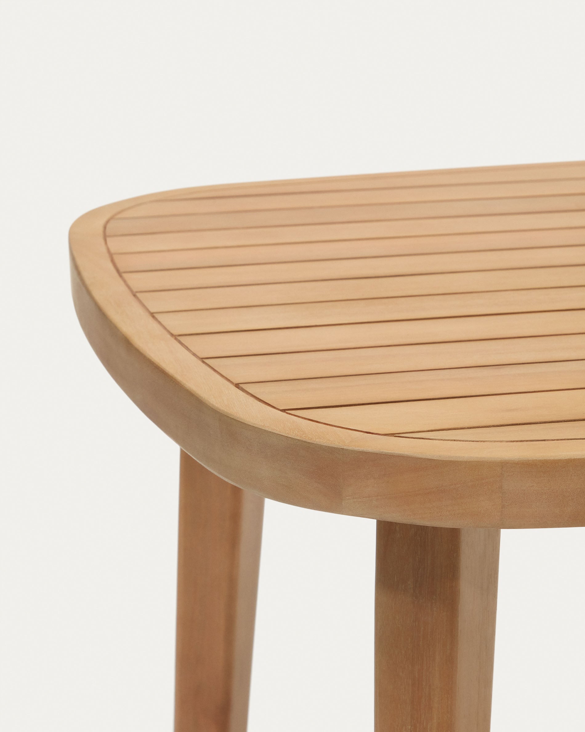 Entdecken Sie den Maset Tisch von Kave Home: 170x90 cm, aus 100% massivem Eukalyptusholz, ideal für stilvolle Outdoor-Events und umweltbewusste Einrichtung.