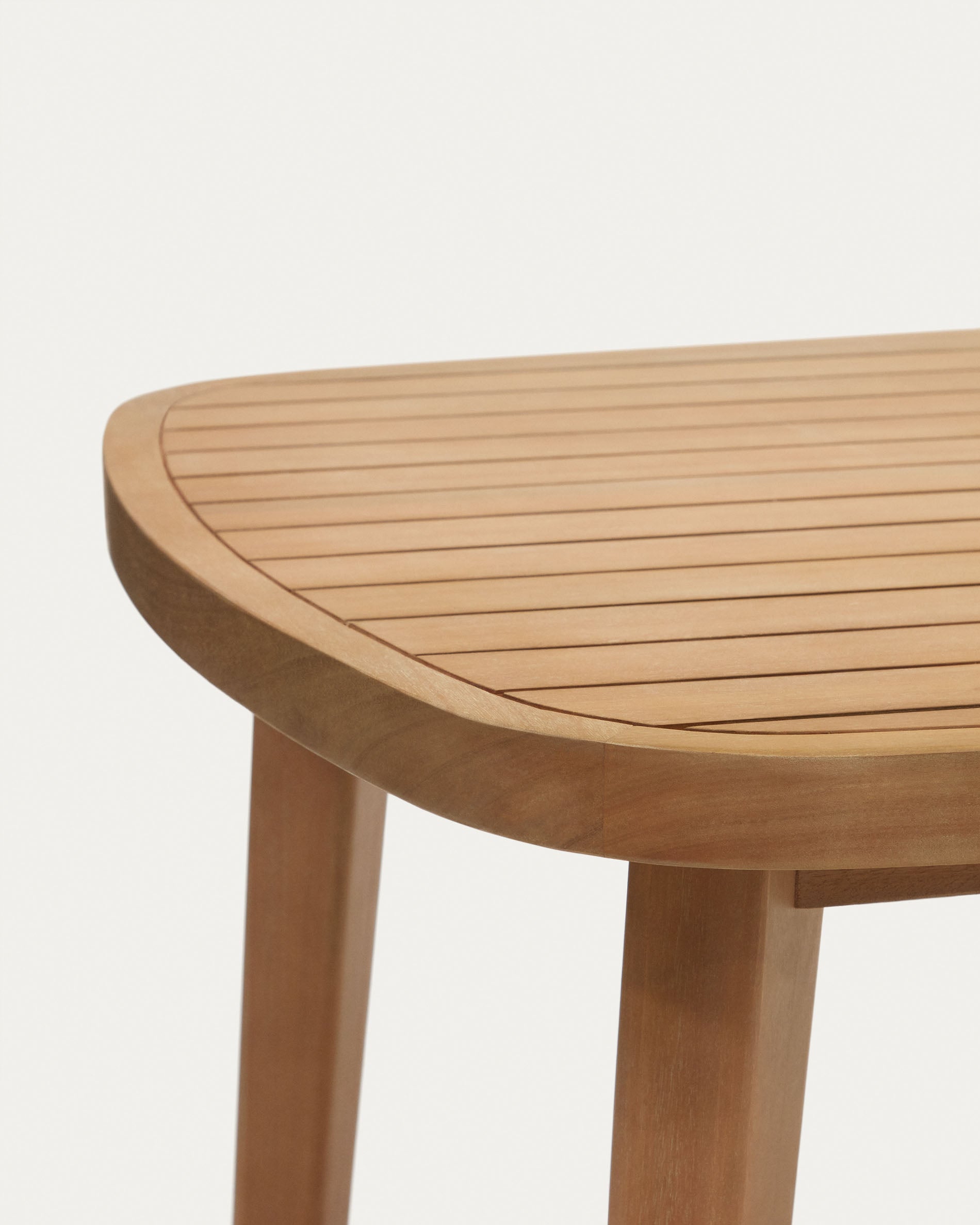 Robuster Gartentisch aus 100% Eukalyptus, 225 x 100 cm, ideal für gesellige Stunden im Freien. Nachhaltig und stilvoll für jeden Außenbereich.