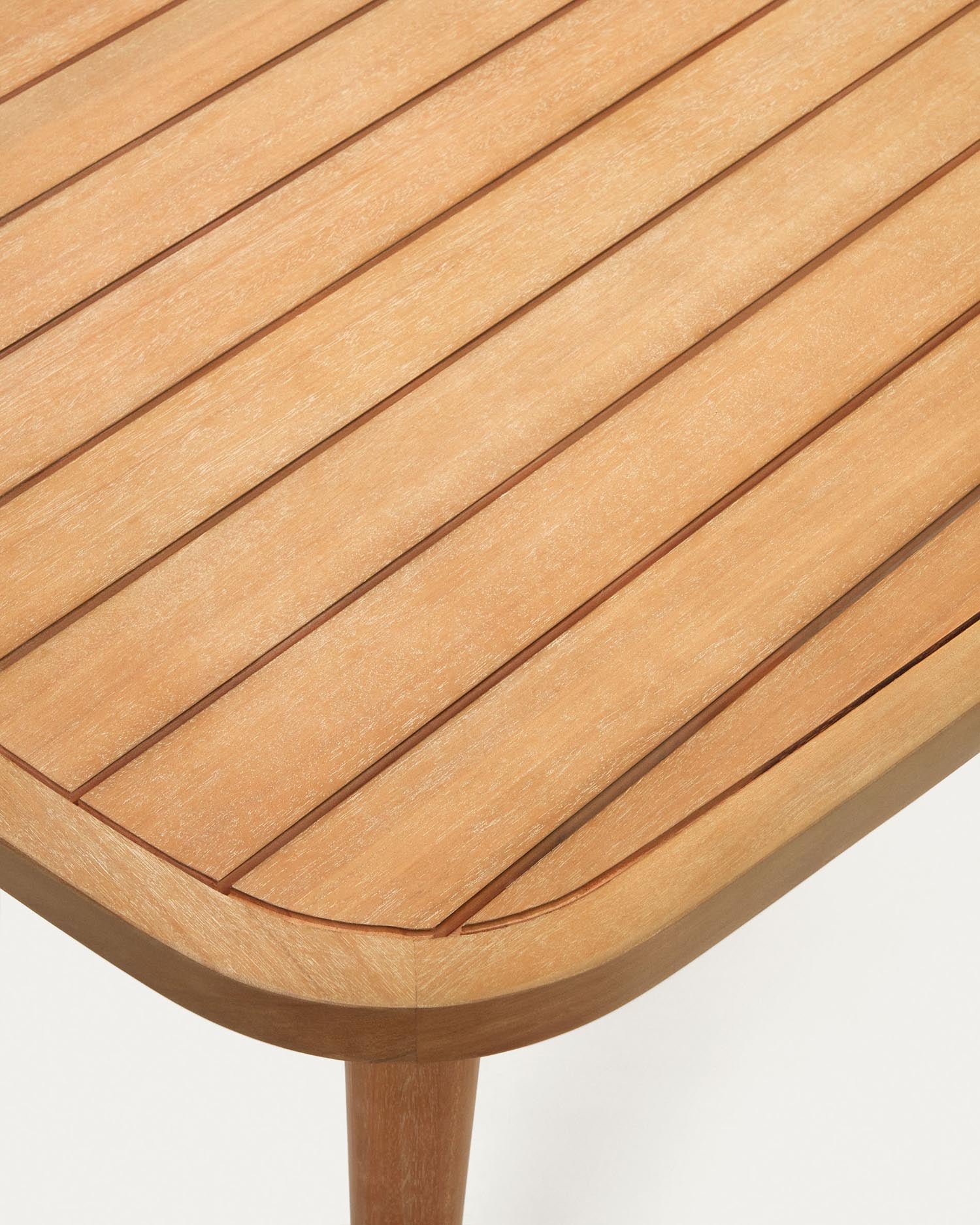 Massiver Eukalyptus Gartentisch, 225 x 100 cm, perfekt für gesellige Runden im Freien. Stilvoll, langlebig und FSC-zertifiziert für nachhaltigen Genuss.