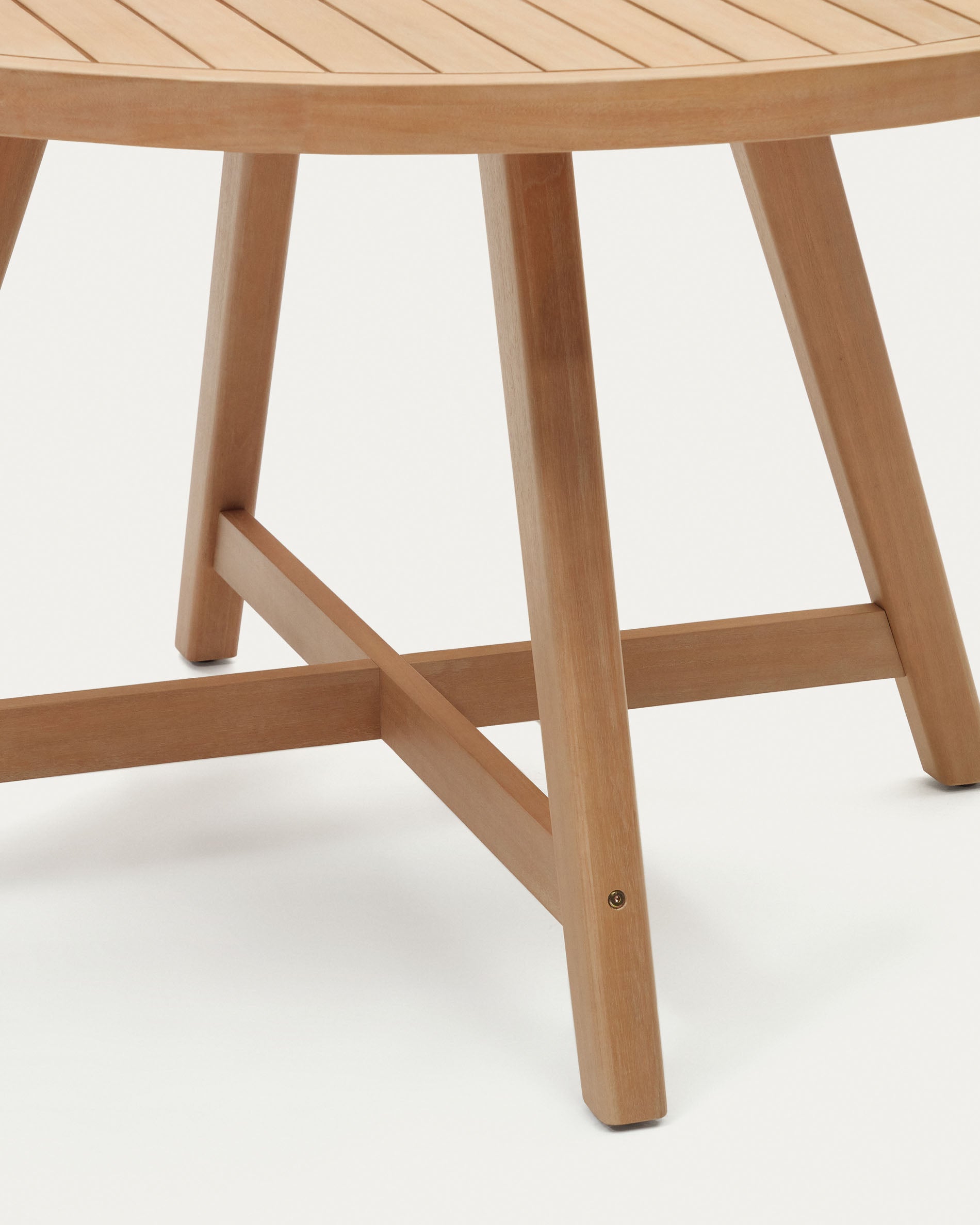 Der Urgell runde Tisch (Ø 130 cm) aus robustem Eukalyptusholz ist ideal für stilvolle Outdoor-Events. Nachhaltig, elegant und einladend!