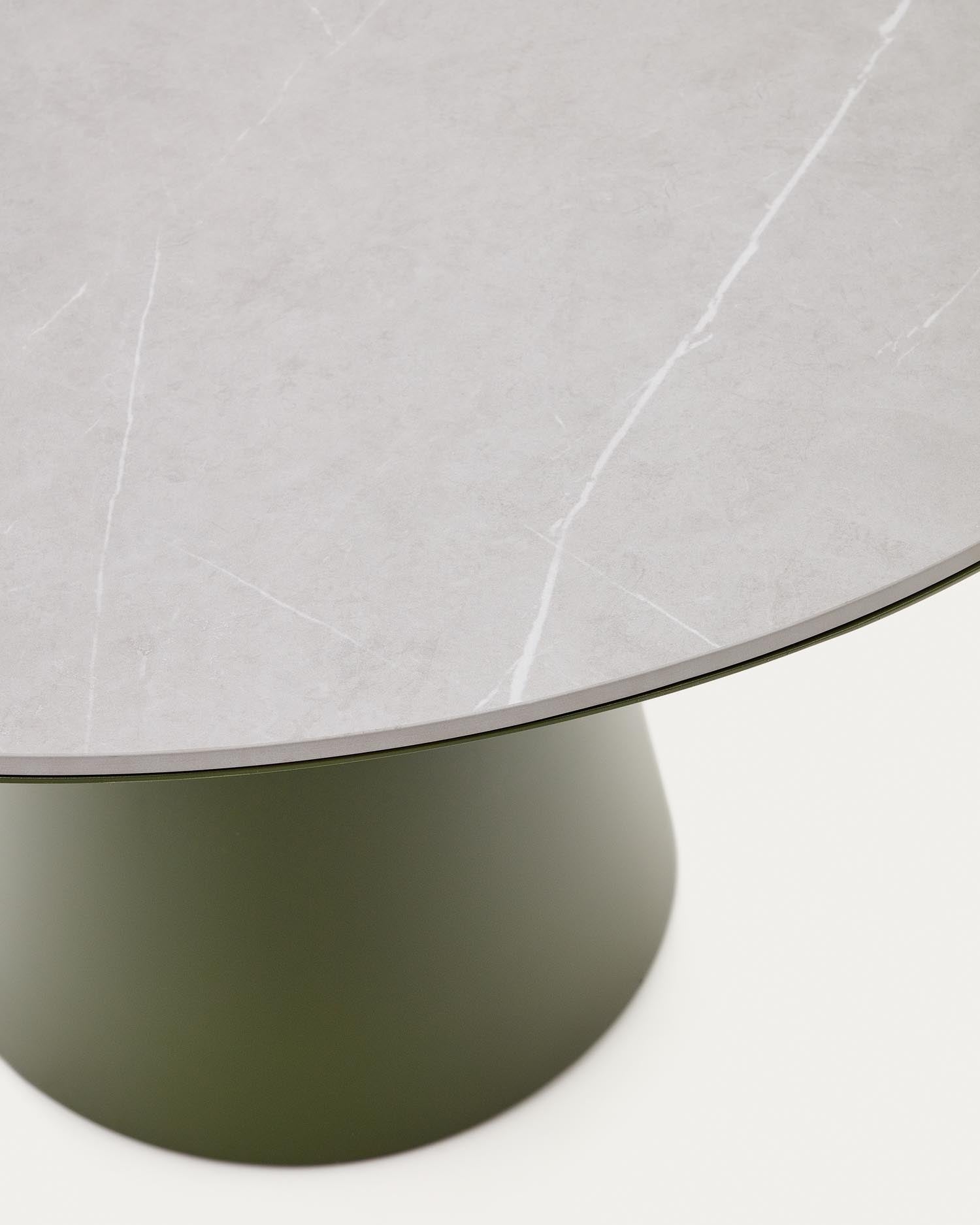 Entdecken Sie den stilvollen Tudons Outdoor-Tisch von Kave Home mit grünem Keramikdeck, Ø 120 cm. Perfekt für entspannte Momente im Freien.