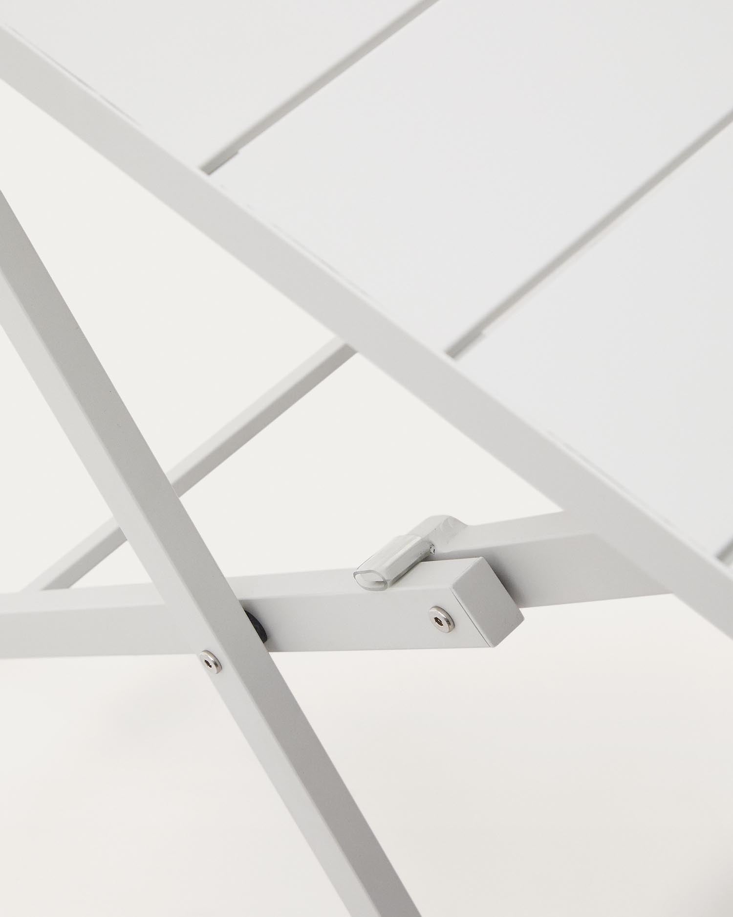 Der Torreta Gartentisch von Kave Home ist ein eleganter, faltbarer Tisch aus Aluminium mit modernem hellgrauem Finish. Ideal für kleine Balkone.