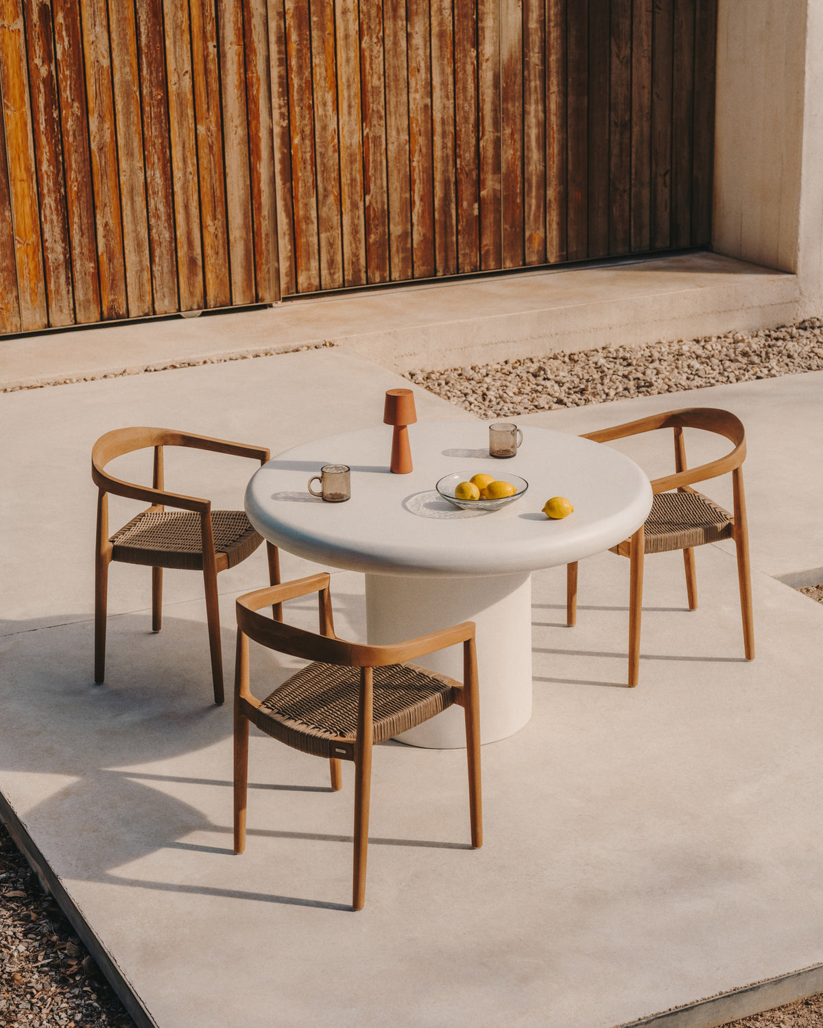 Addaia Tisch rund aus weissem Zement Ø 120 cm in Weiss präsentiert im Onlineshop von KAQTU Design AG. Gartentisch ist von Kave Home
