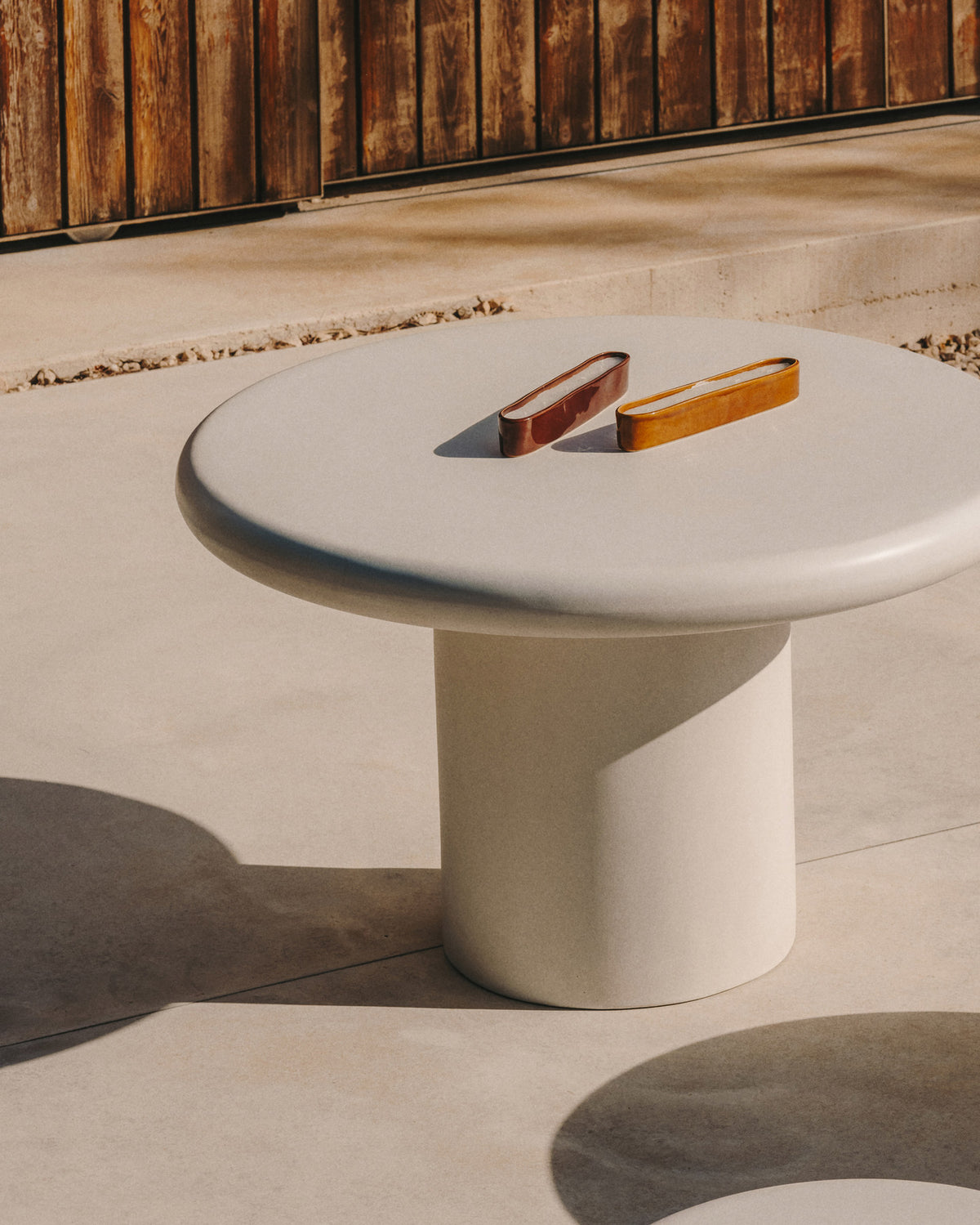 Addaia Tisch rund aus weissem Zement Ø 90 cm in Weiss präsentiert im Onlineshop von KAQTU Design AG. Gartentisch ist von Kave Home