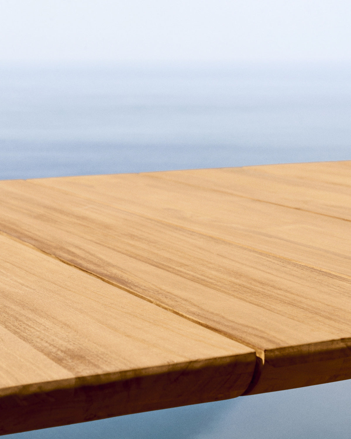 Icaro Tisch aus massivem Teakholz FSC 100% 220 x 102 cm in Natur präsentiert im Onlineshop von KAQTU Design AG. Gartentisch ist von Kave Home