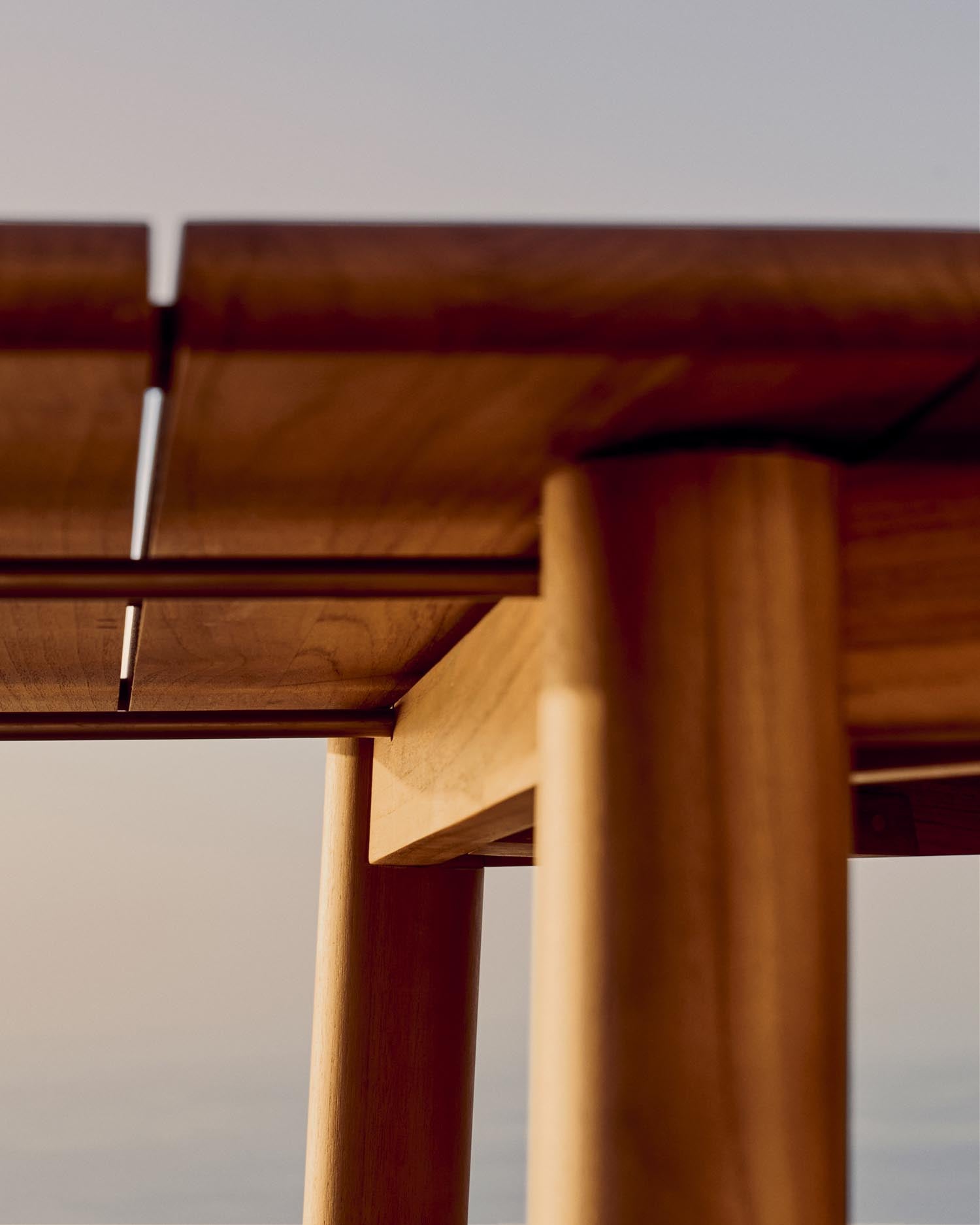 Ausziehbarer Outdoor-Tisch aus massivem FSC-zertifiziertem Teakholz, ideal für stilvolle und nachhaltige Aussenbereiche.