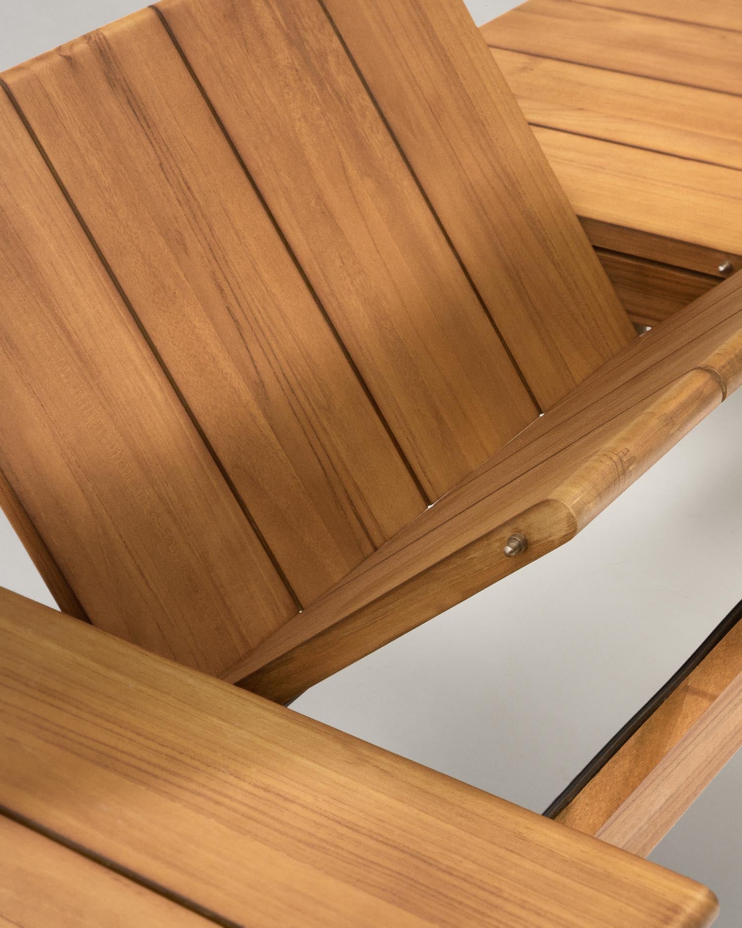 Entdecken Sie den Turqueta Outdoor-Tisch aus hochwertigem Teakholz, der sich von 220 cm auf 294 cm ausziehen lässt. Perfekt für stilvolle Gartenpartys!