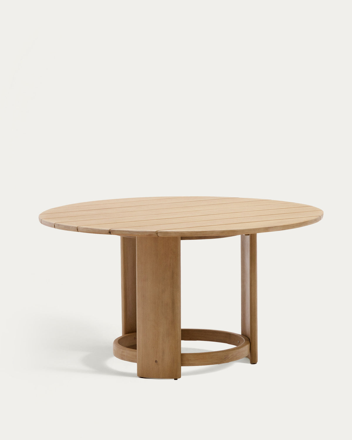 Xoriguer Tisch rund aus massivem Eukalyptusholz FSC 100% Ø 140 cm in Natur präsentiert im Onlineshop von KAQTU Design AG. Gartentisch ist von Kave Home