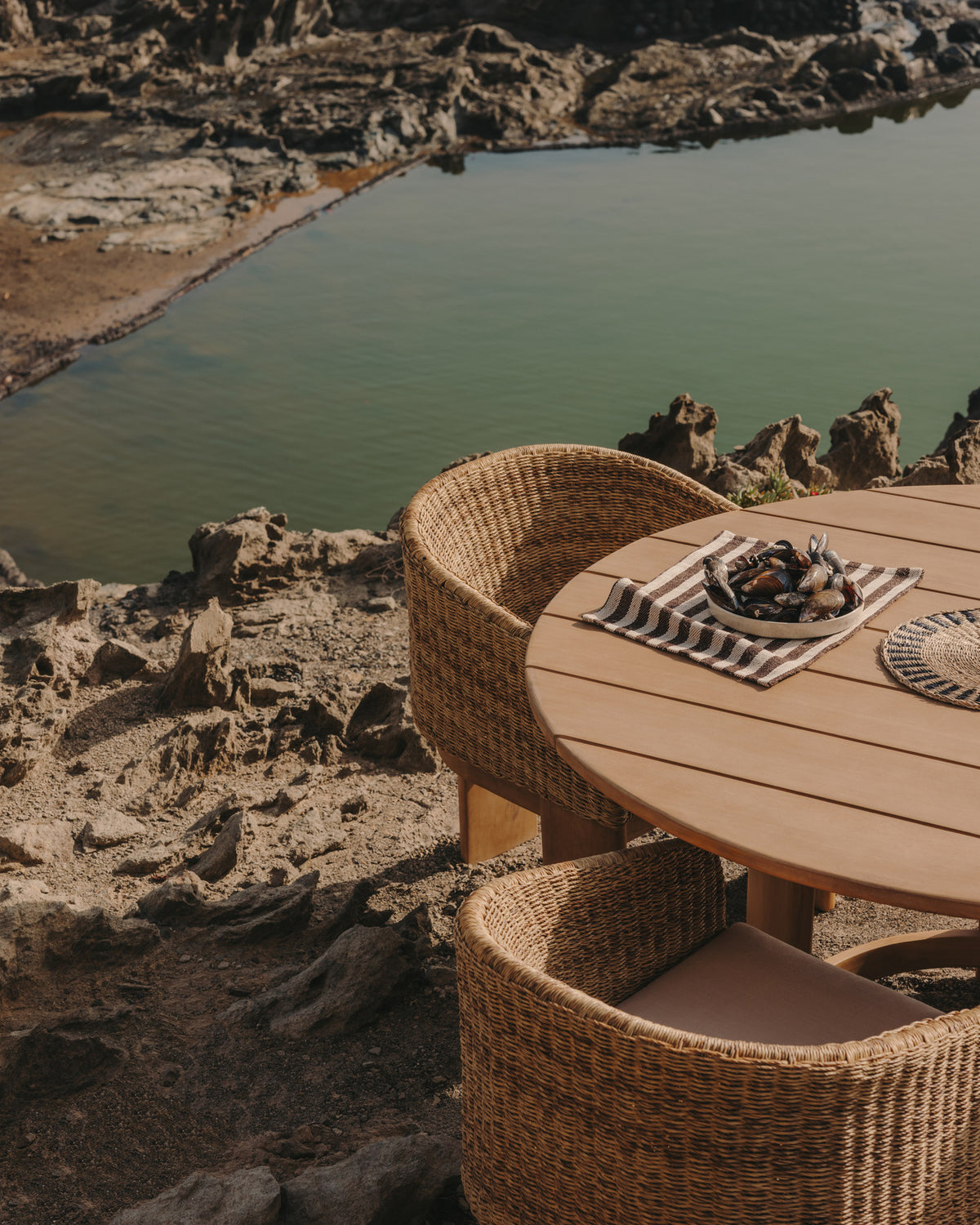 Xoriguer Tisch rund aus massivem Eukalyptusholz FSC 100% Ø 140 cm in Natur präsentiert im Onlineshop von KAQTU Design AG. Gartentisch ist von Kave Home