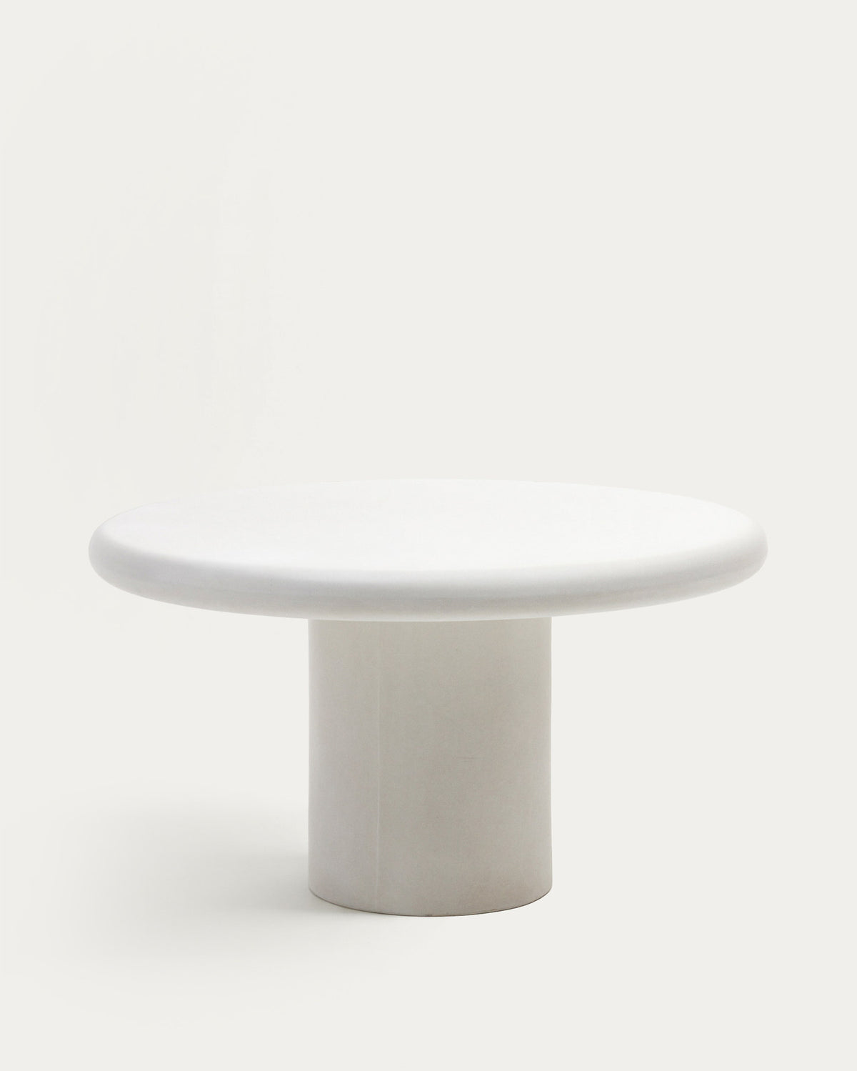 Addaia Tisch rund aus weissem Zement Ø 140 cm in Weiss präsentiert im Onlineshop von KAQTU Design AG. Gartentisch ist von Kave Home