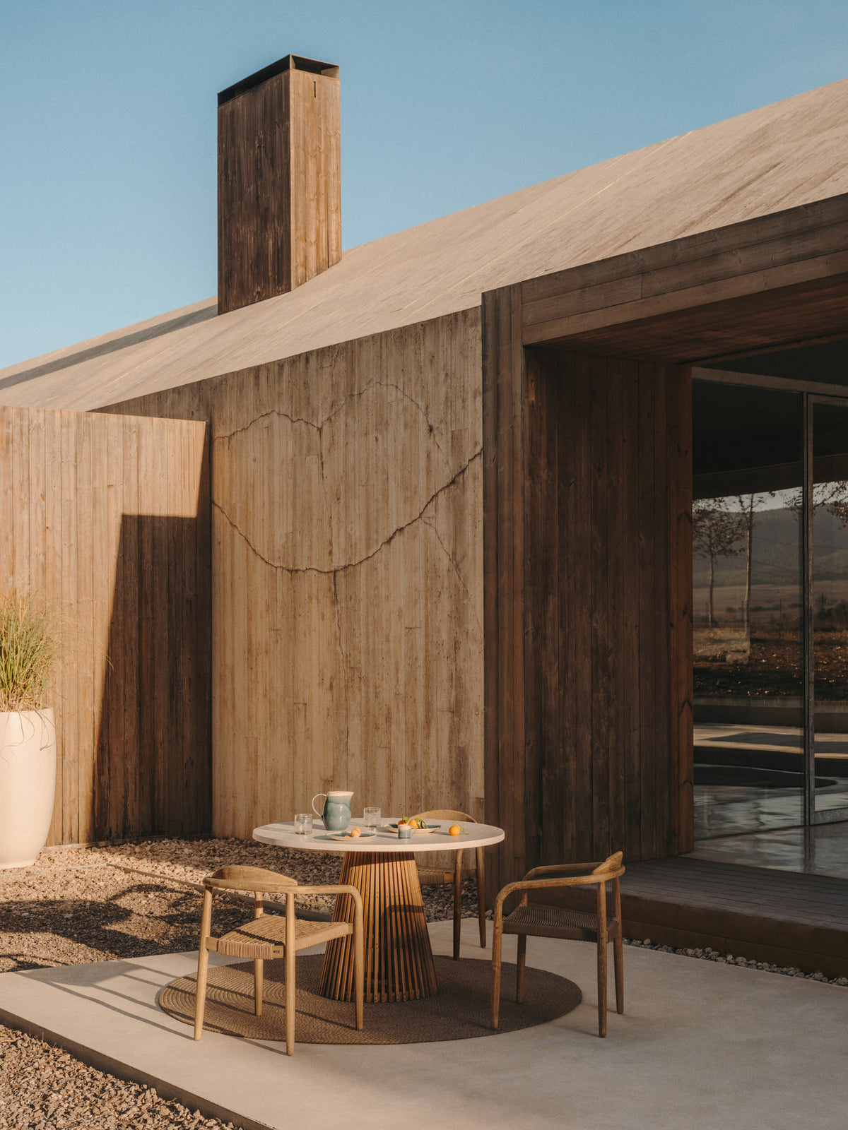 Alcaufar Outdoor Tisch rund aus massivem Teakholz und grauem Zement Ø 120 cm in Natur, Grau präsentiert im Onlineshop von KAQTU Design AG. Gartentisch ist von Kave Home