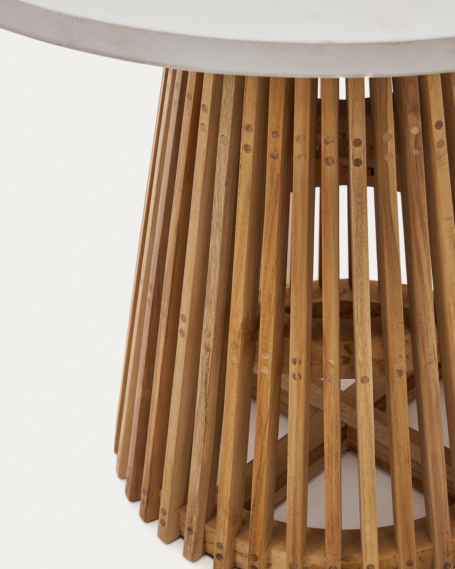 Entdecken Sie den Alcaufar Outdoor Tisch: eleganter runder Tisch aus langlebigem Teakholz und modernem Zement, Ø 90 cm – ideal für gesellige Momente im Freien.