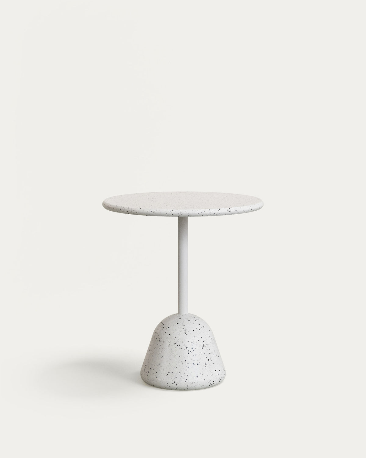 Saura Tisch aus weissem Terrazzo mit weisser Terrazzo-Platte 75 x Ø70 in Weiss präsentiert im Onlineshop von KAQTU Design AG. Gartentisch ist von Kave Home