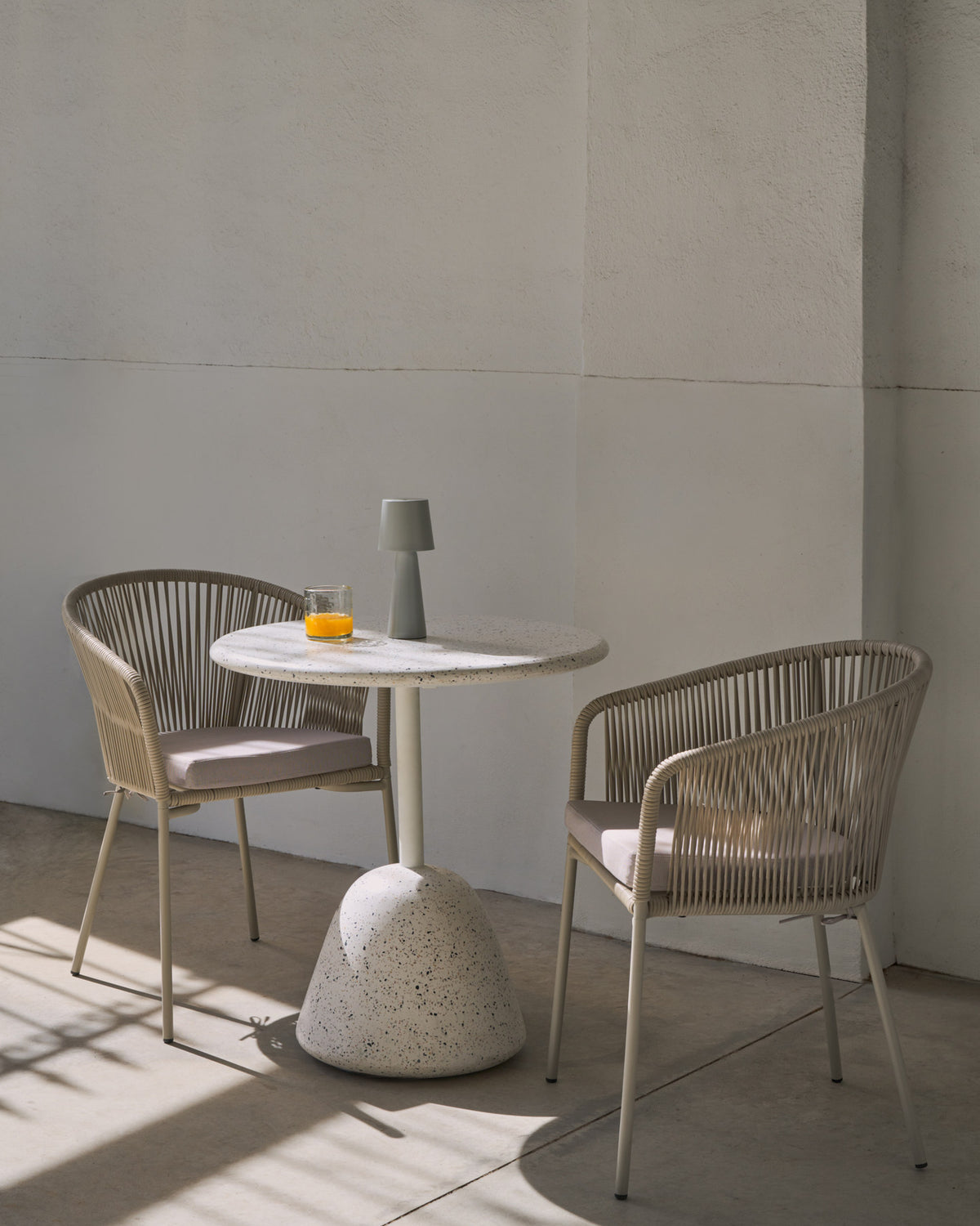 Saura Tisch aus weissem Terrazzo mit weisser Terrazzo-Platte 75 x Ø70 in Weiss präsentiert im Onlineshop von KAQTU Design AG. Gartentisch ist von Kave Home