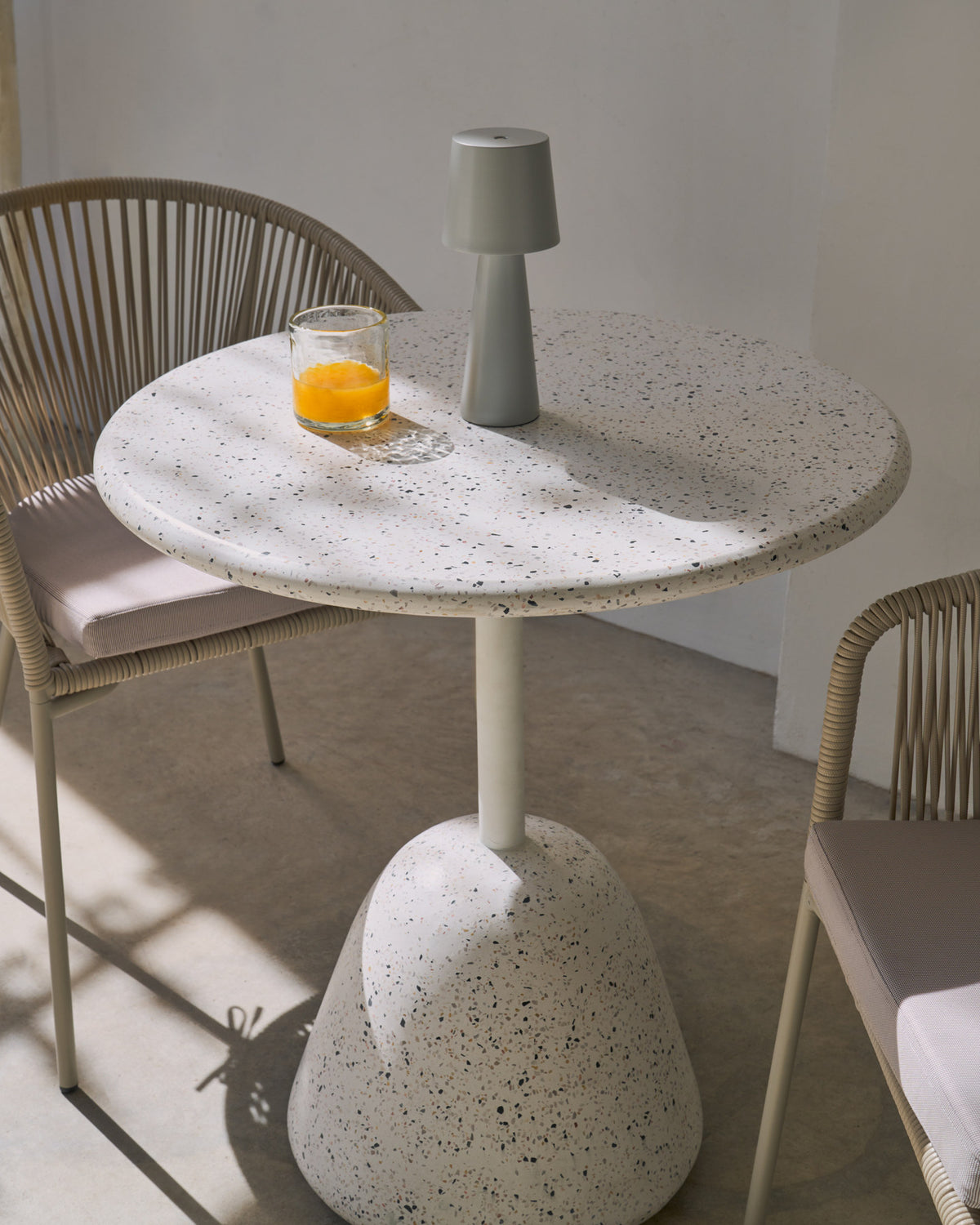 Saura Tisch aus weissem Terrazzo mit weisser Terrazzo-Platte 75 x Ø70 in Weiss präsentiert im Onlineshop von KAQTU Design AG. Gartentisch ist von Kave Home