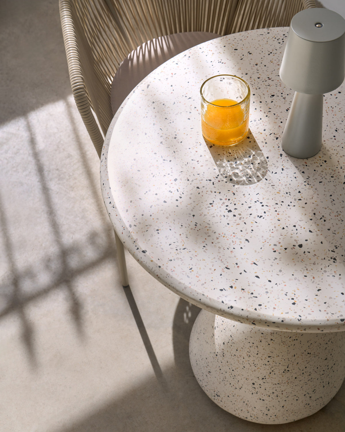 Saura Tisch aus weissem Terrazzo mit weisser Terrazzo-Platte 75 x Ø70 in Weiss präsentiert im Onlineshop von KAQTU Design AG. Gartentisch ist von Kave Home
