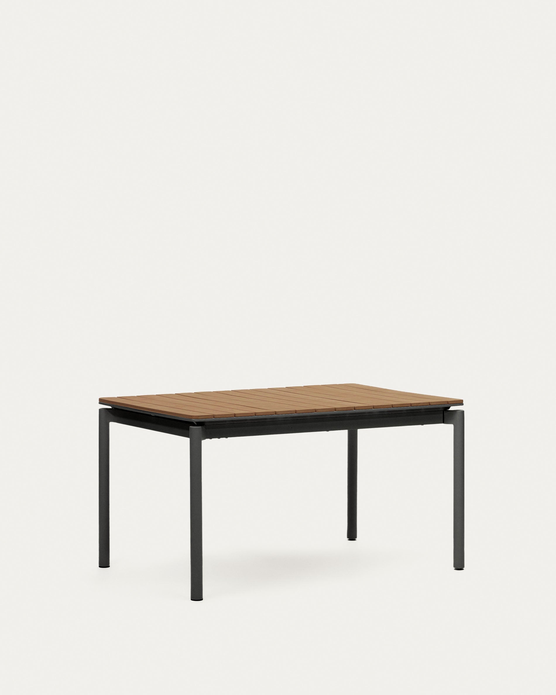 Eleganter Gartenausziehtisch aus robustem Poly-Holz und mattschwarzem Aluminium, flexibel erweiterbar von 140 auf 200 cm – ideal für gesellige Stunden im Freien.