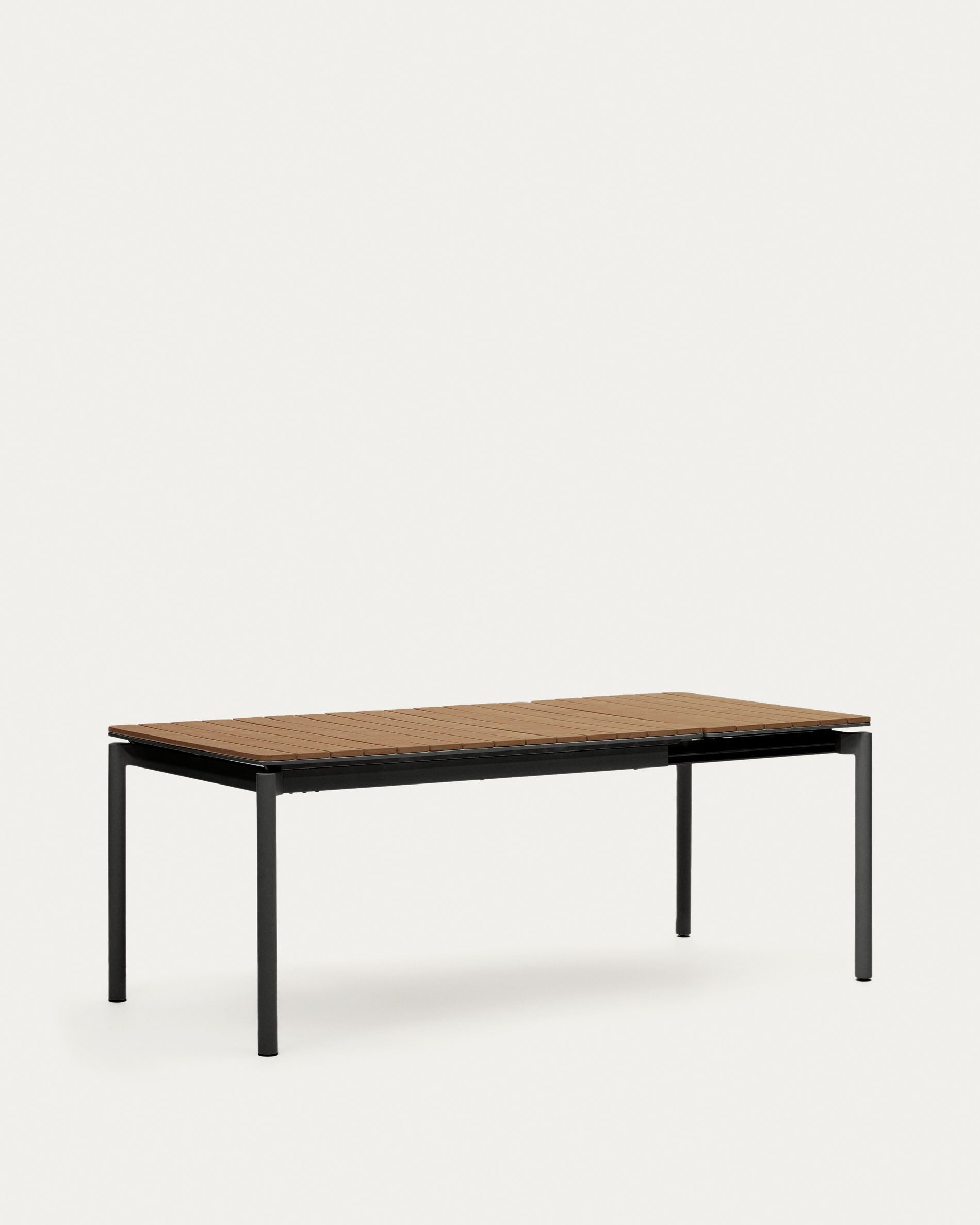 Moderner Gartentisch aus Poly-Holz und Aluminium, ausziehbar von 140 auf 200 cm, ideal für stilvolle Aussenbereiche.