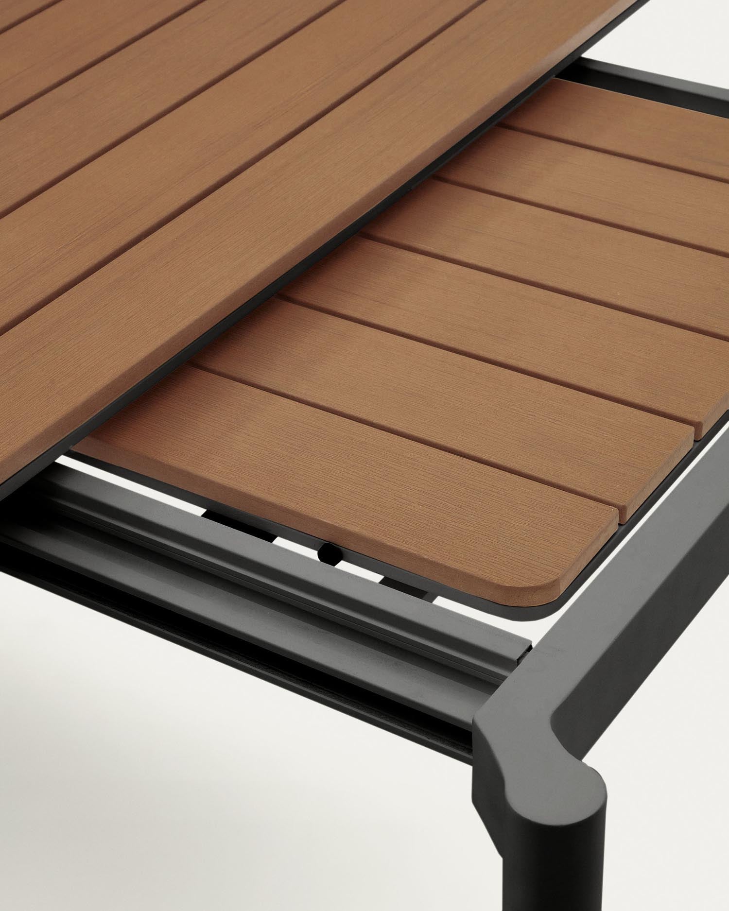 Stilvoller Gartenausziehtisch aus robustem Poly-Holz und mattschwarzem Aluminium, ideal für gesellige Runden im Freien und wetterfest.