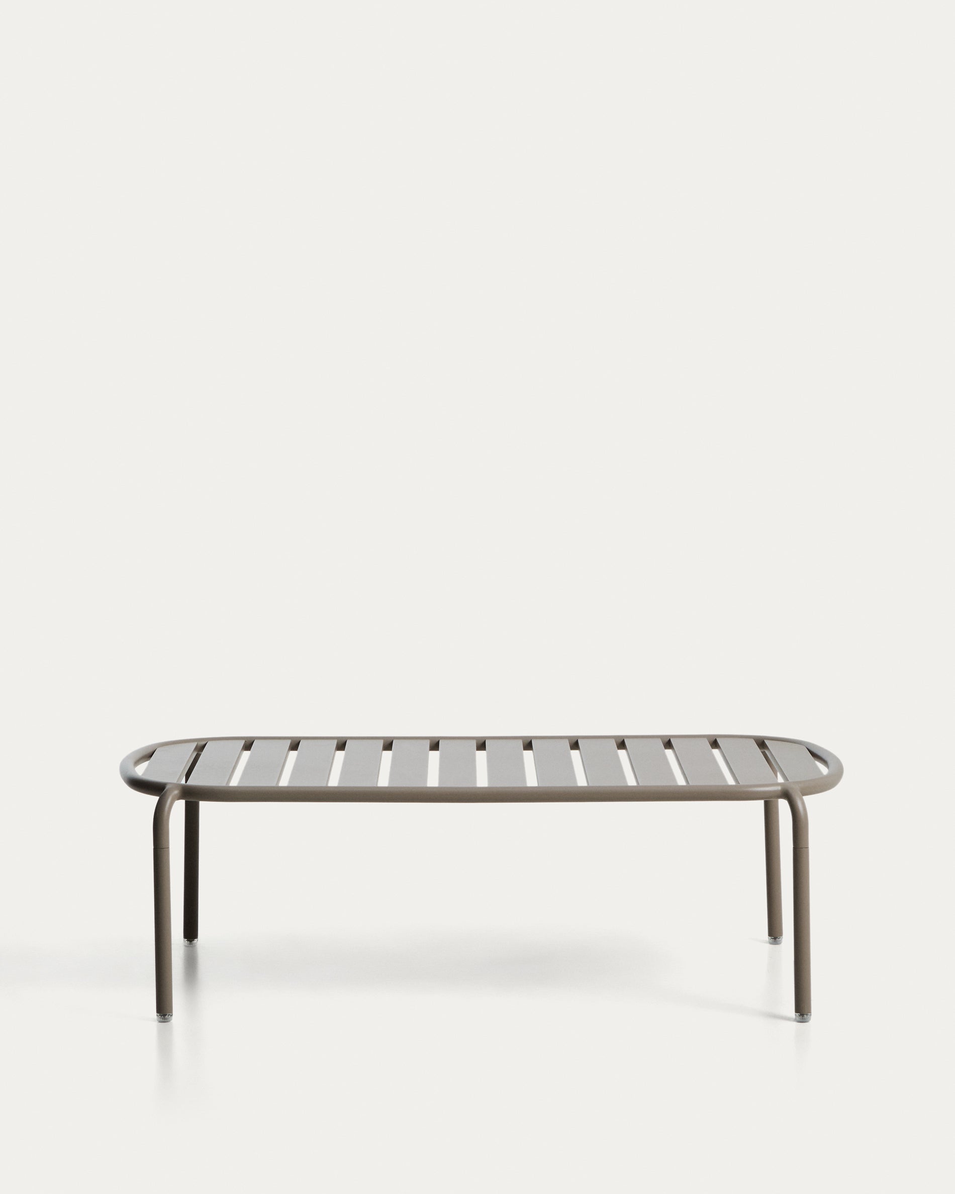 Outdoor-Couchtisch Joncols aus Aluminium mit taupefarbener Lackierung, Ø 113 x 65 cm in Taupe präsentiert im Onlineshop von KAQTU Design AG. Loungetisch ist von Kave Home
