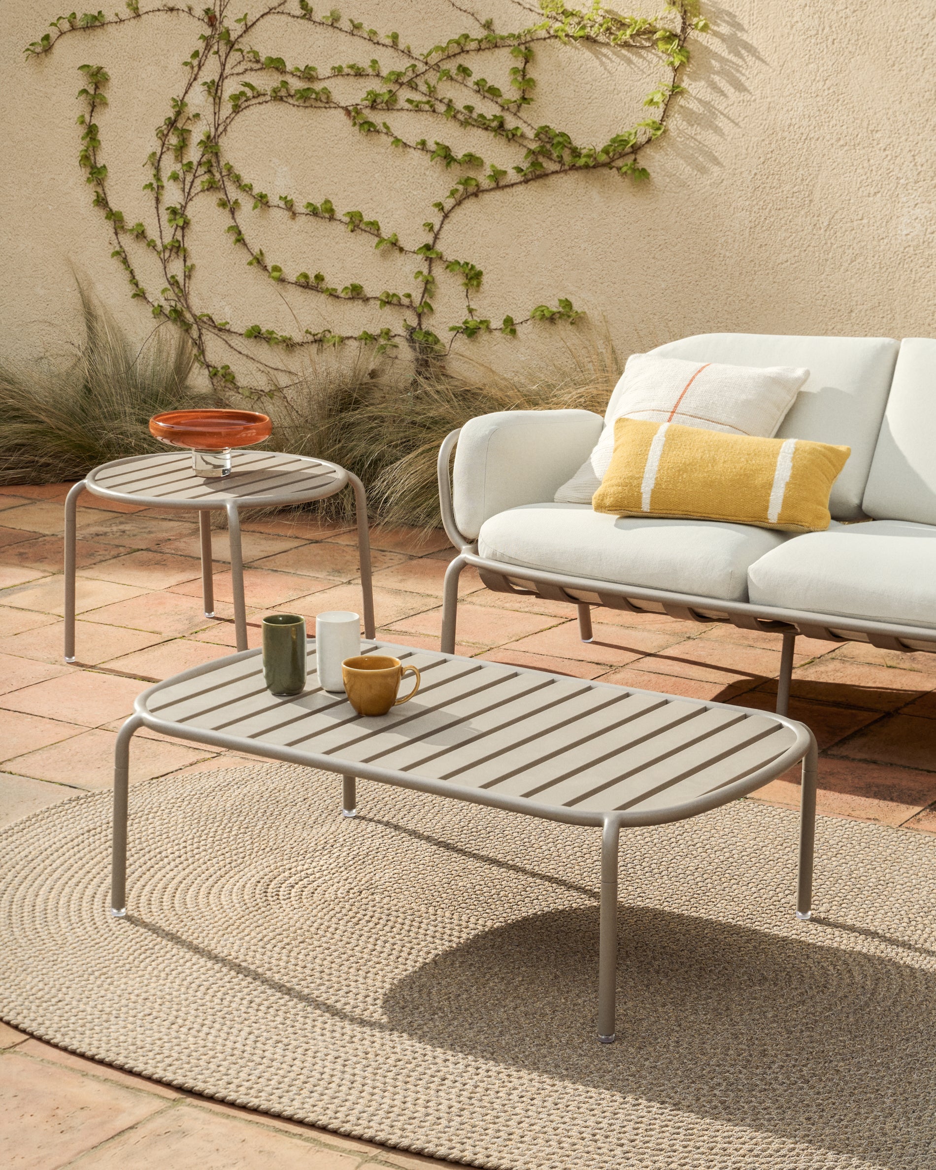 Eleganter Outdoor-Couchtisch Joncols aus robustem Aluminium in stilvollem Taupe, Ø 113 x 65 cm, ideal für entspannte Stunden im Freien.
