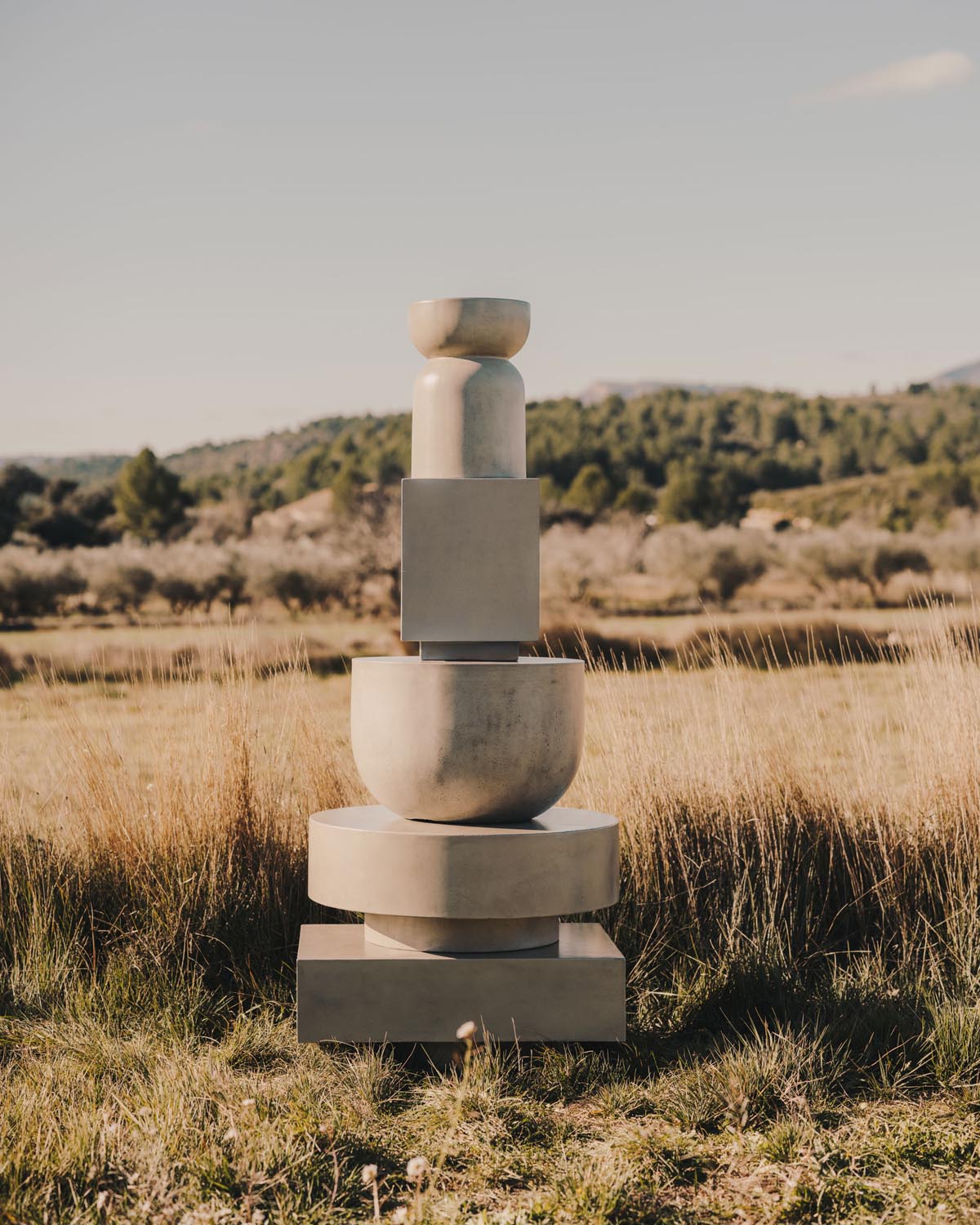 Stilvoller Garbet Zement-Couchtisch Ø 60 cm von Kave Home.