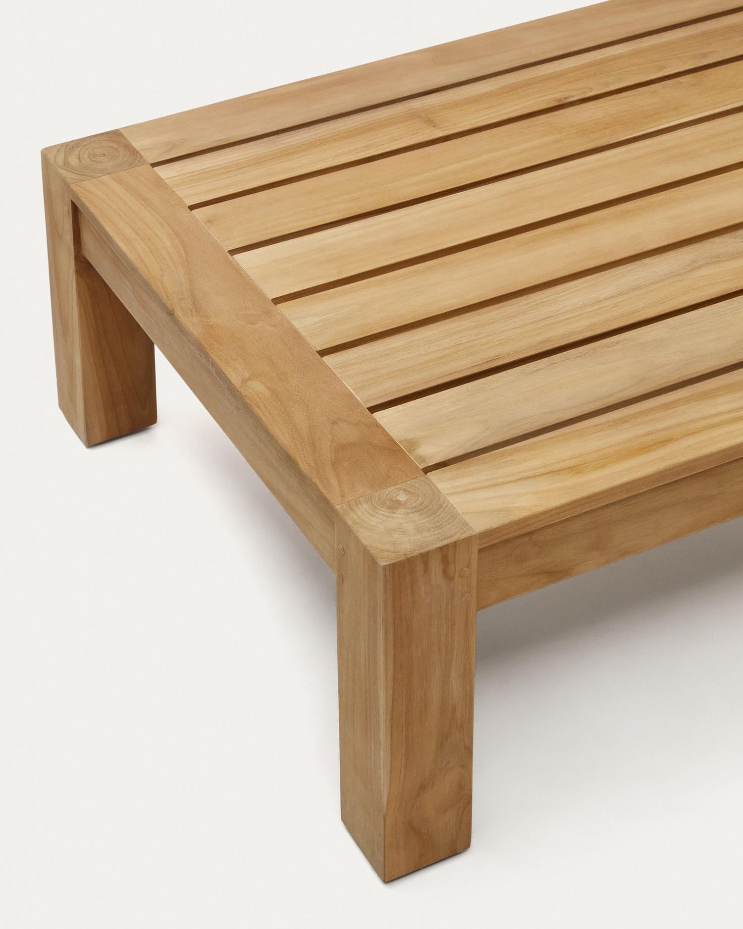 Eleganter Forcanera Couchtisch aus massivem Teakholz, 150 x 71 cm. Perfekt für stilvolle Wohnräume und geschützte Außenbereiche. Langlebig und ansprechend.