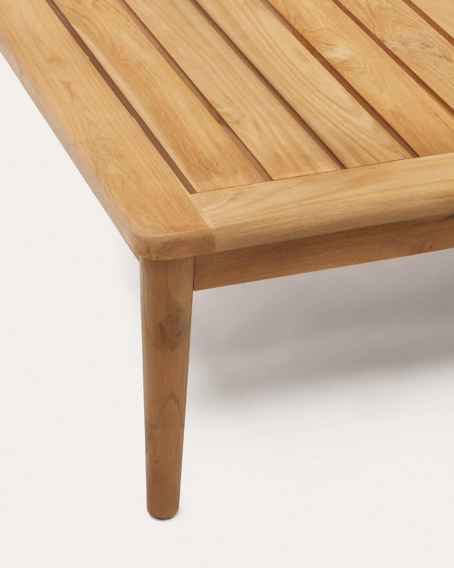 Robuster Couchtisch aus massivem Teakholz, 80 x 80 cm, perfekt für Garten und Terrasse. Teil der stilvollen Portitxol-Kollektion.