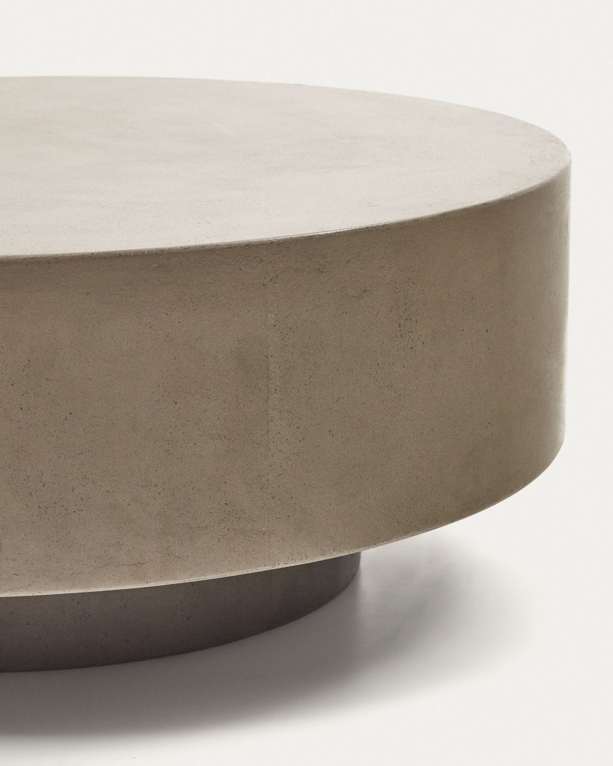 Garbet runder Couchtisch aus Zement Ø 80 cm in Grau präsentiert im Onlineshop von KAQTU Design AG. Loungetisch ist von Kave Home