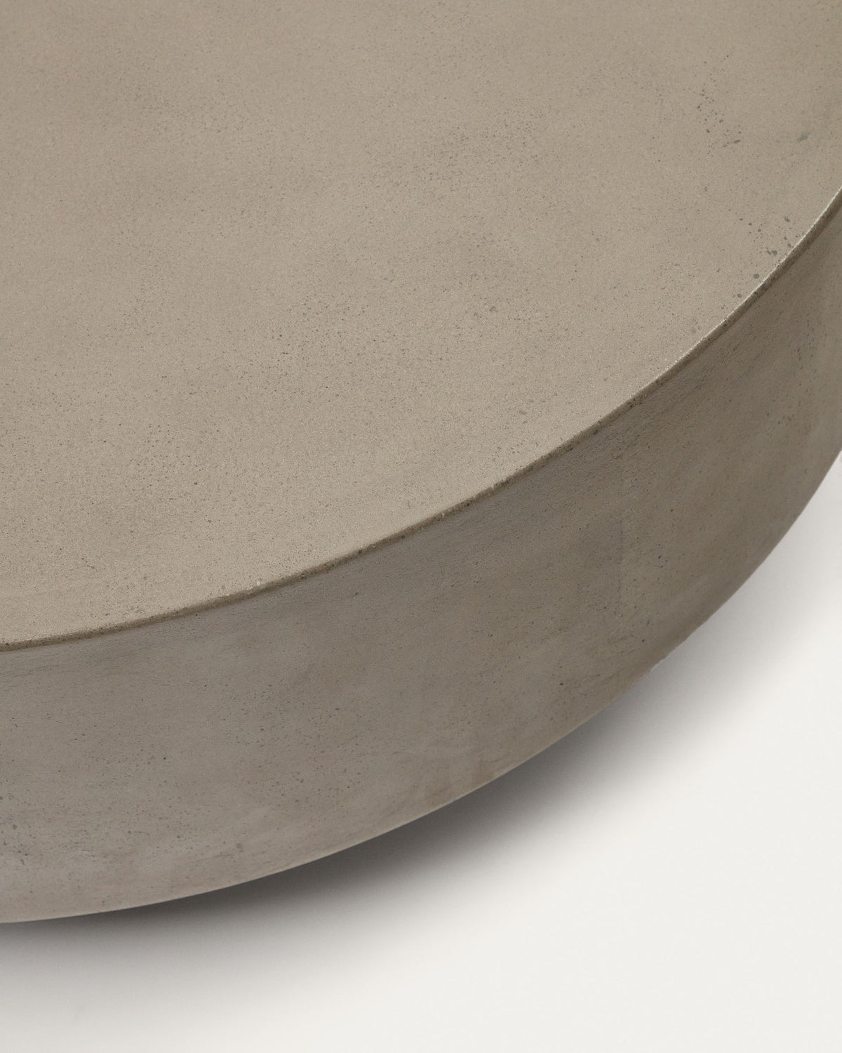Garbet runder Couchtisch aus Zement Ø 80 cm in Grau präsentiert im Onlineshop von KAQTU Design AG. Loungetisch ist von Kave Home