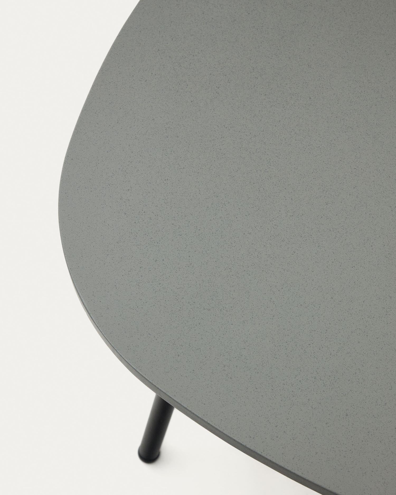 Der Bramant Beistelltisch von Kave Home vereint robusten Stahl mit edlem Massivholz und ist ideal für stilvolle Außenbereiche.