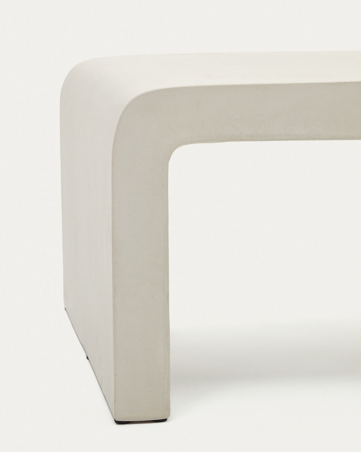 Aiguablava Couchtisch aus Zement in Weiss 135 x 65 cm in Weiss präsentiert im Onlineshop von KAQTU Design AG. Loungetisch ist von Kave Home