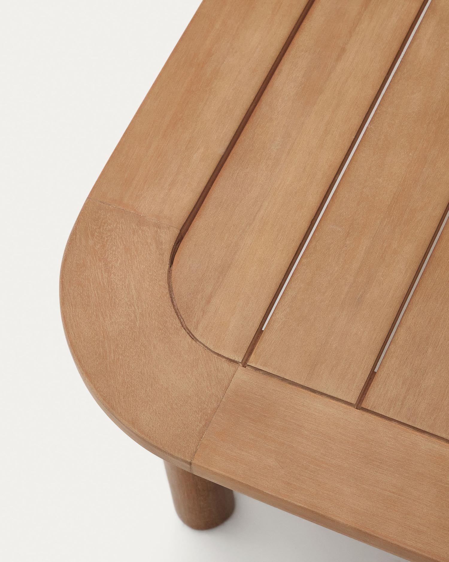 Eleganter Sacova Couchtisch aus massivem Eukalyptusholz, ideal für den Außenbereich. Wetterfest, FSC-zertifiziert und großzügig mit 140x89 cm.