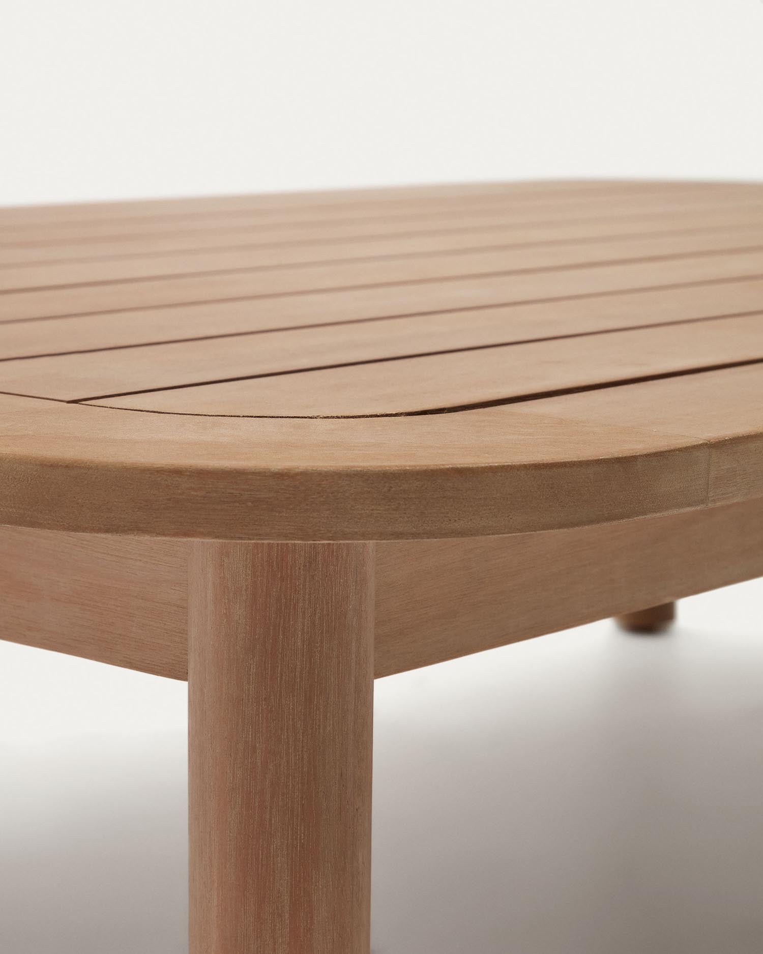 Stilvoller Sacova Couchtisch aus 100% Eukalyptusholz, perfekt für draußen. Wetterfest, FSC-zertifiziert und großzügige Maße von 140x89 cm.