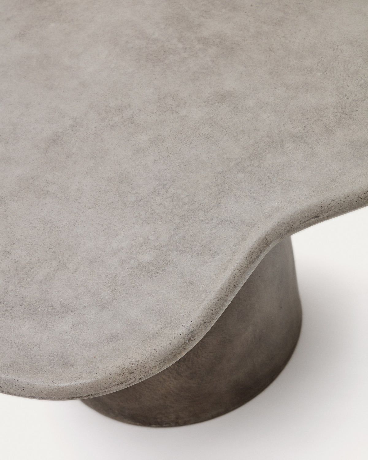 Macarella Couchtisch aus Zement 83 x 77 cm in Grau, Natur präsentiert im Onlineshop von KAQTU Design AG. Loungetisch ist von Kave Home