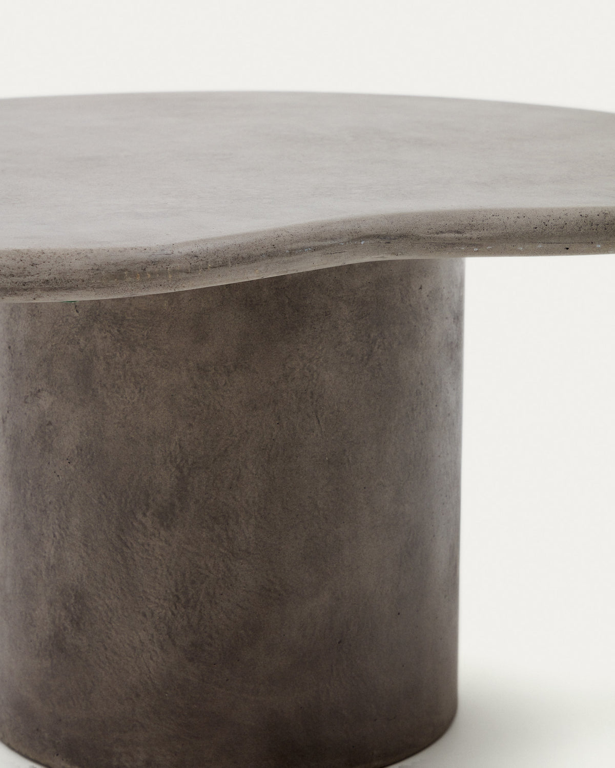 Macarella Couchtisch aus Zement 83 x 77 cm in Grau, Natur präsentiert im Onlineshop von KAQTU Design AG. Loungetisch ist von Kave Home