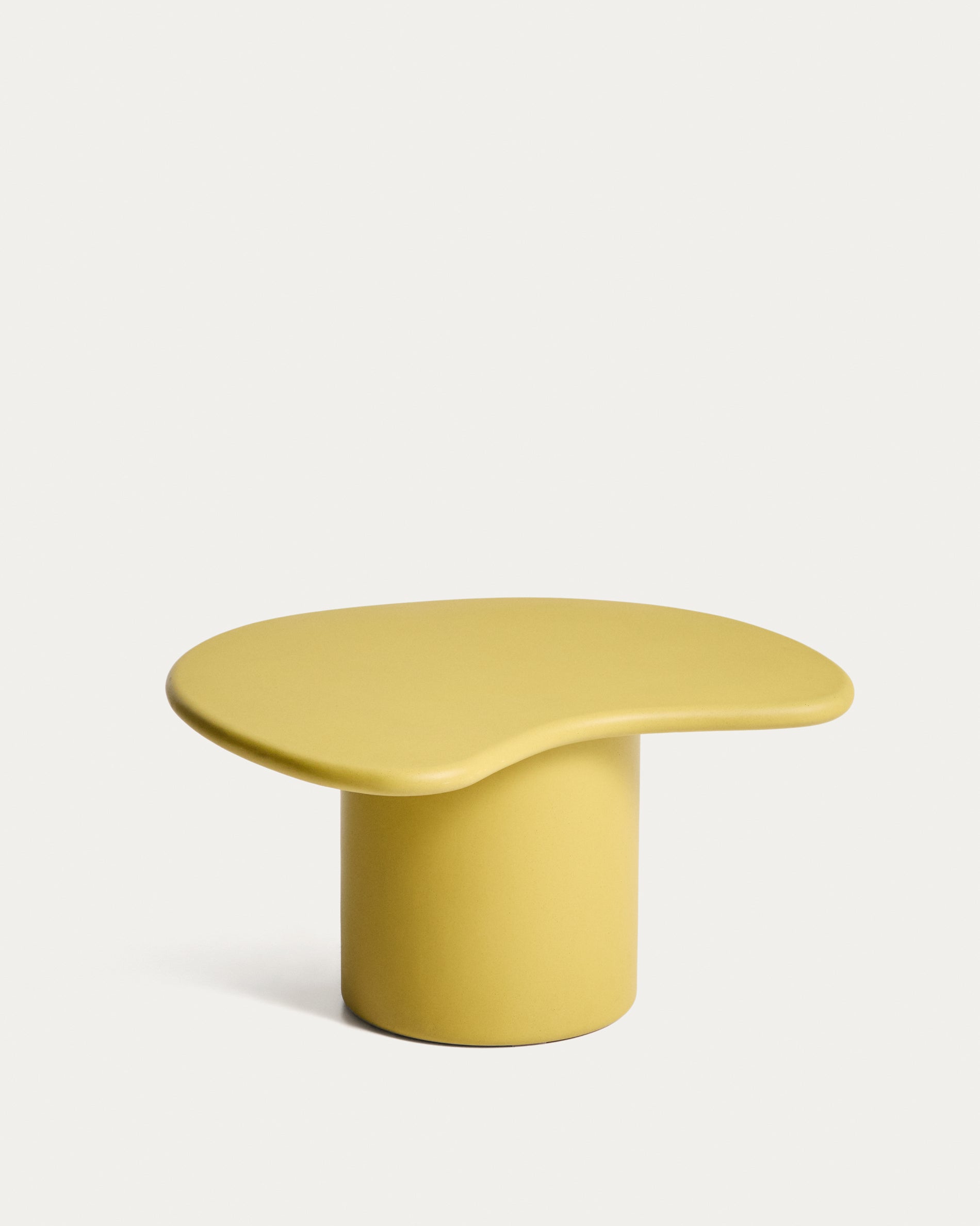 Couchtisch Macarella aus senfgelbem Zement, 83 x 77 cm in Senfgelb präsentiert im Onlineshop von KAQTU Design AG. Loungetisch ist von Kave Home