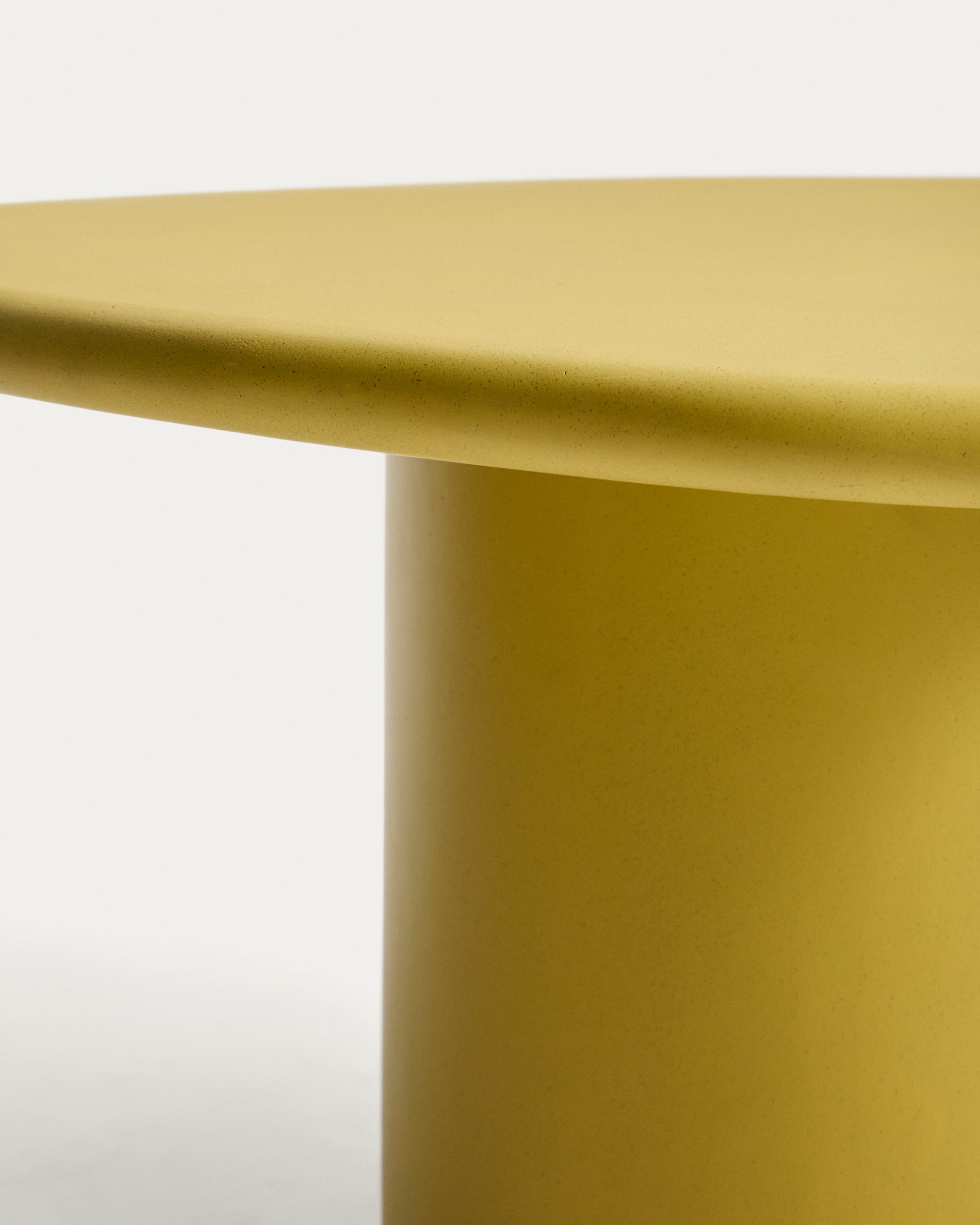 Stylischer Loungetisch Macarella in senfgelbem Zement, 83 x 77 cm, perfekt für einladende Wohnzimmer und moderne Akzente.