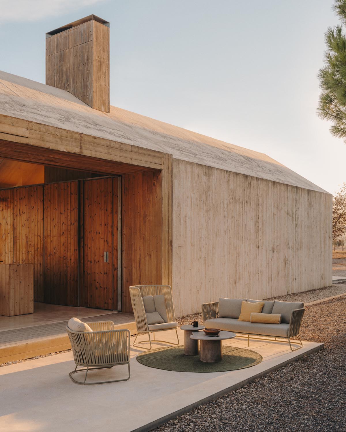 Moderner Zement-Beistelltisch Macarella 48x47 cm von Kave Home.