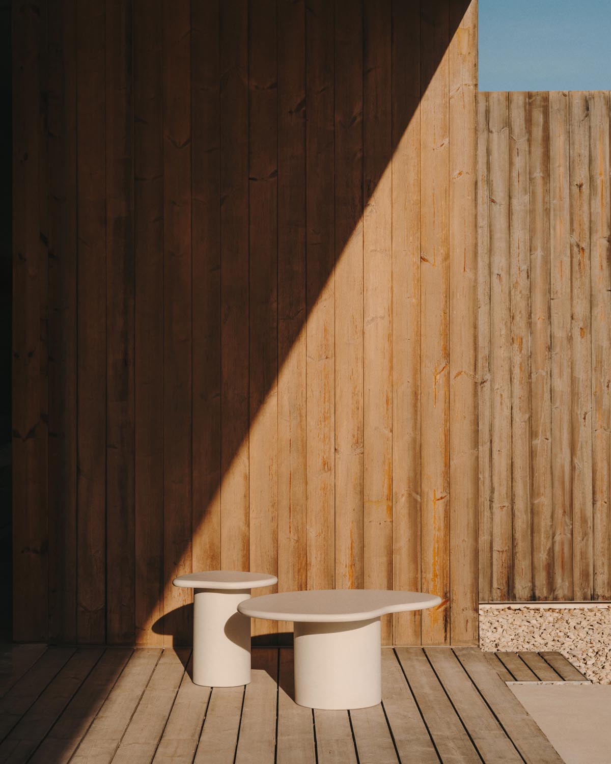 Moderner Macarella Beistelltisch aus Zement, 48x47 cm, von Kave Home.