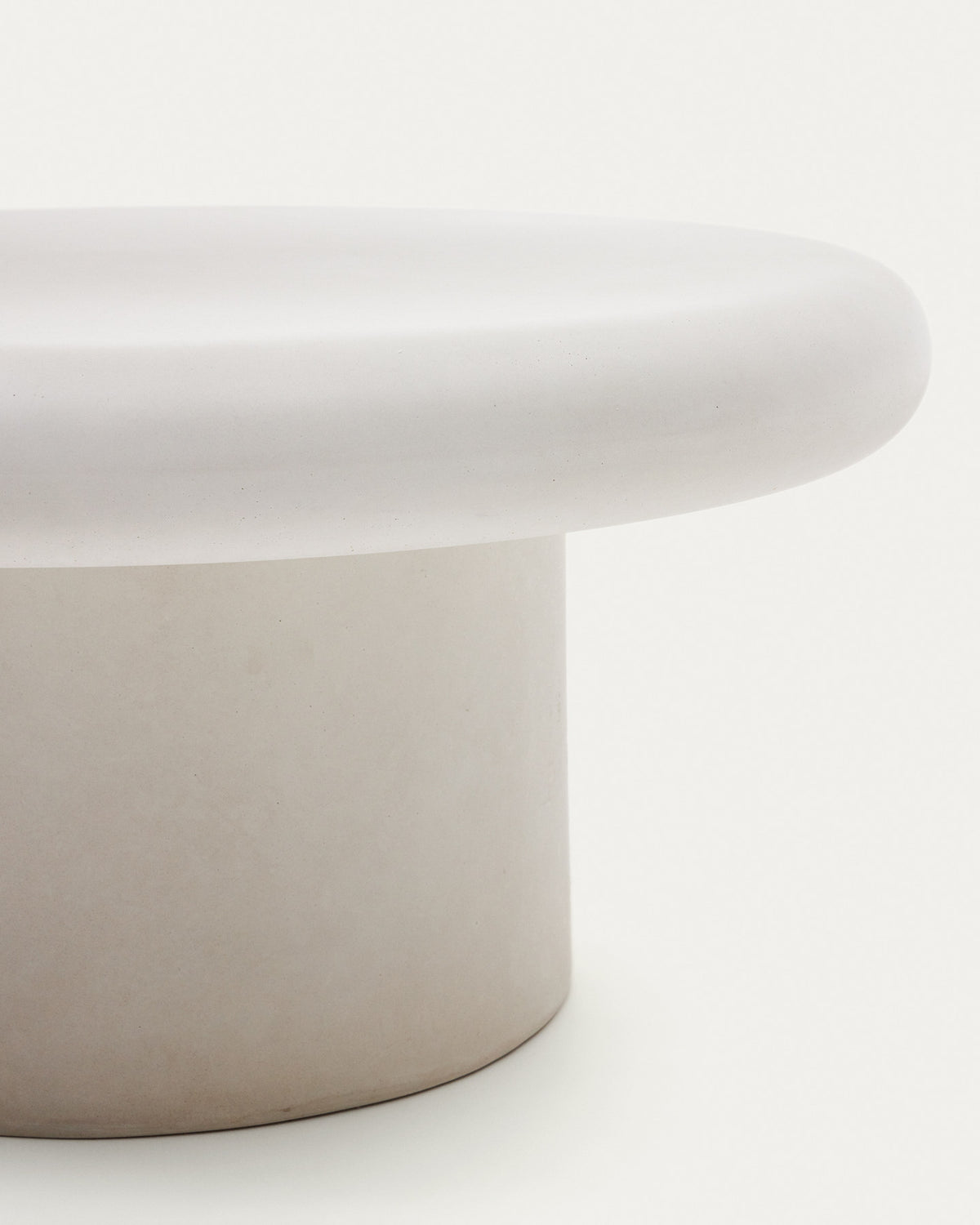 Addaia runder Couchtisch aus weissem Zement Ø 90 cm in Weiss präsentiert im Onlineshop von KAQTU Design AG. Loungetisch ist von Kave Home
