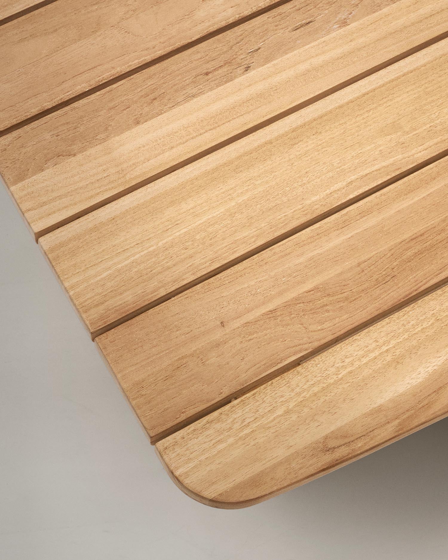 Hochwertiger Tirant Couchtisch aus 100% FSC-zertifiziertem Teakholz, 140 x 70 cm. Ideal für drinnen und draußen, zeitloses Design.