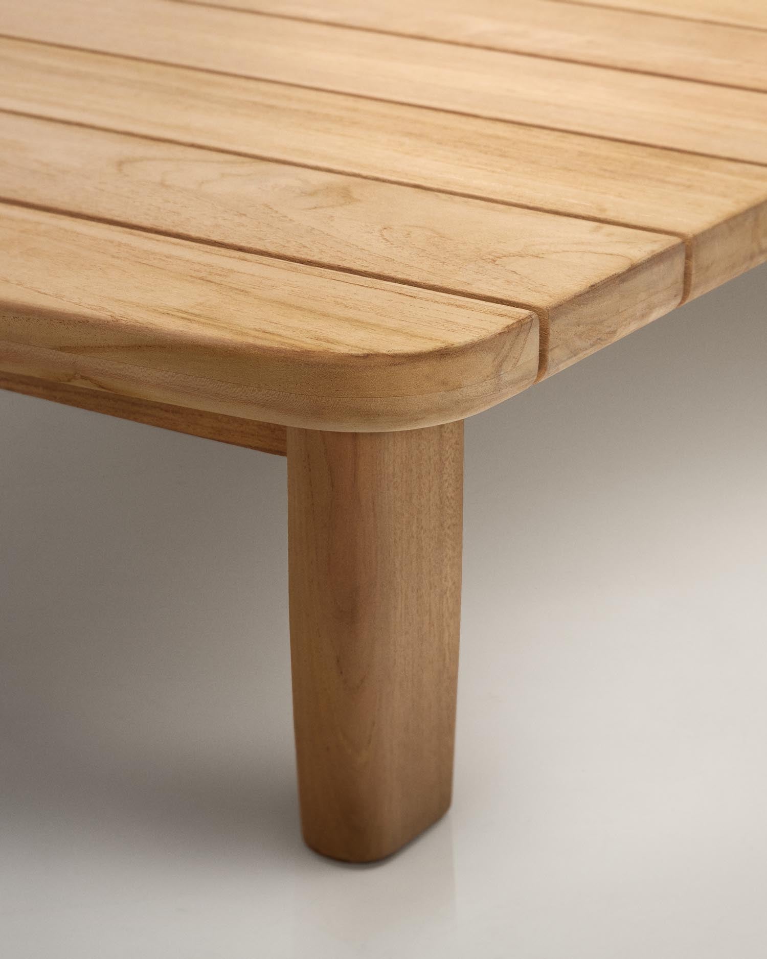 Eleganter Tirant Couchtisch aus massivem Teakholz, 140 x 70 cm. Nachhaltig, robust und perfekt für stilvolle Akzente in jedem Raum.