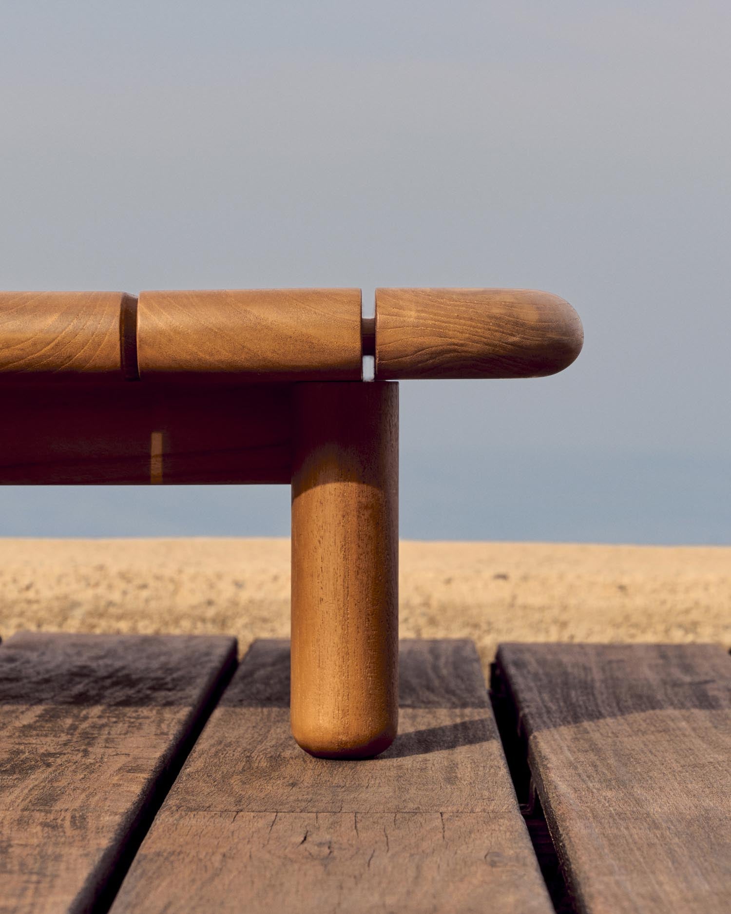 Eleganter Couchtisch aus massivem FSC-zertifiziertem Teakholz, 140x70 cm, von Kave Home. Nachhaltig und stilvoll.