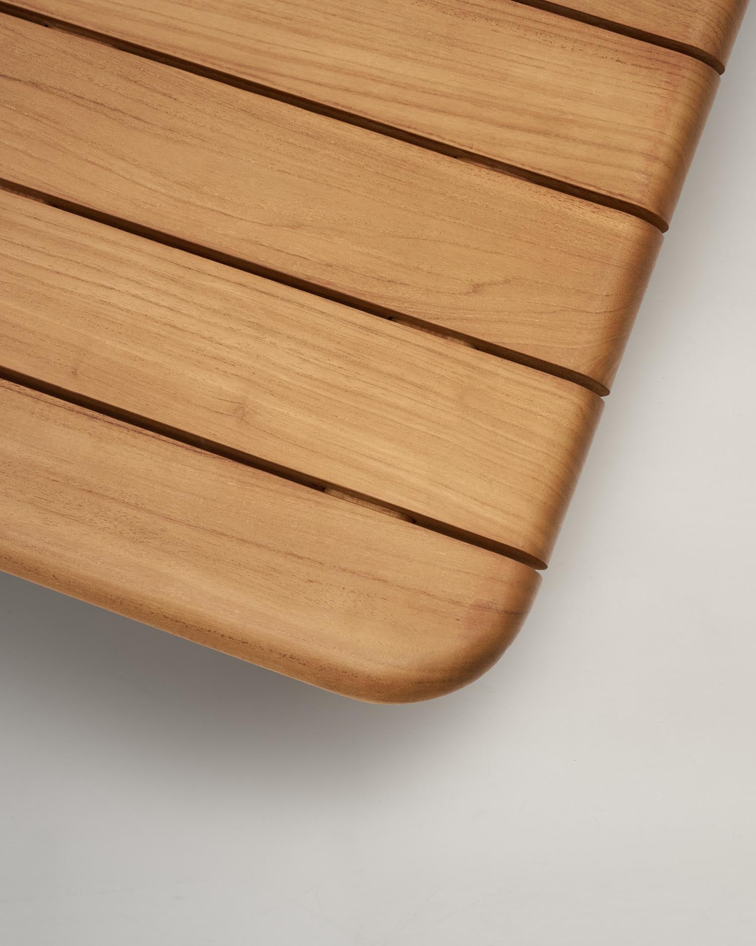 Eleganter Couchtisch aus 100% FSC-zertifiziertem Teakholz, 140 x 70 cm. Ideal für Outdoor-Bereiche, vereint Stil und Nachhaltigkeit.